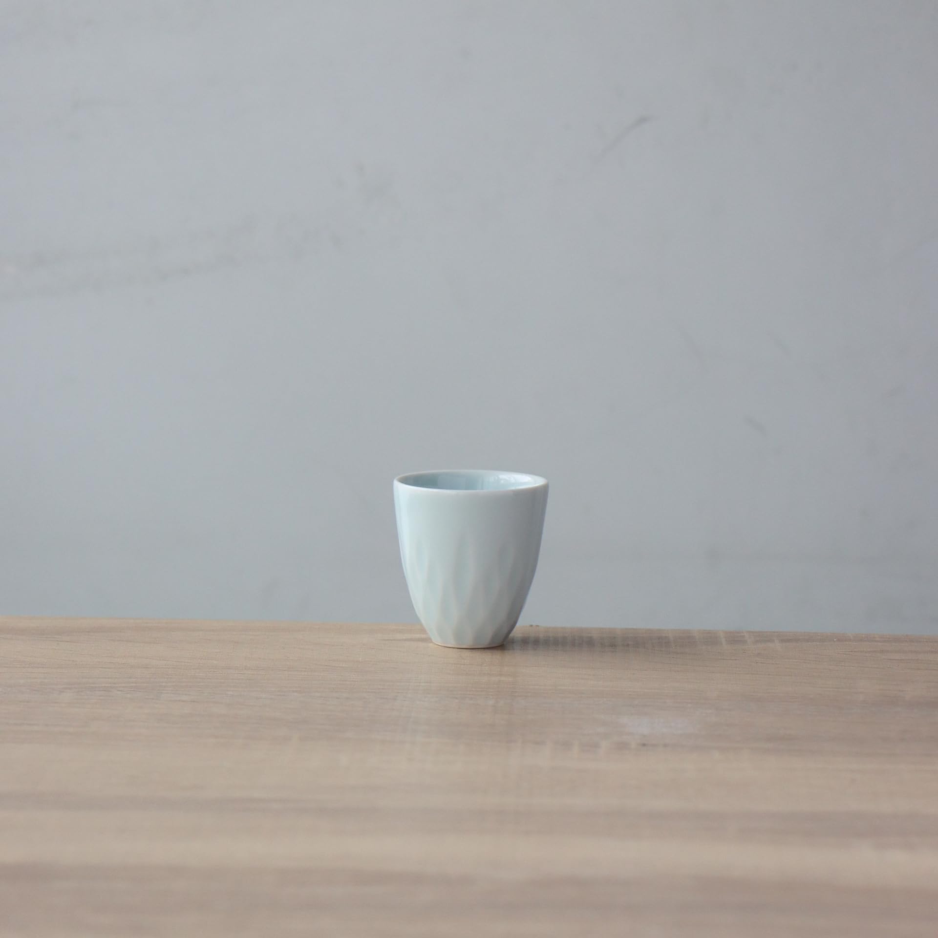 Amazon | 有田焼 お猪口 盃 おちょこ 50cc 青白磁 花彫 おしゃれ