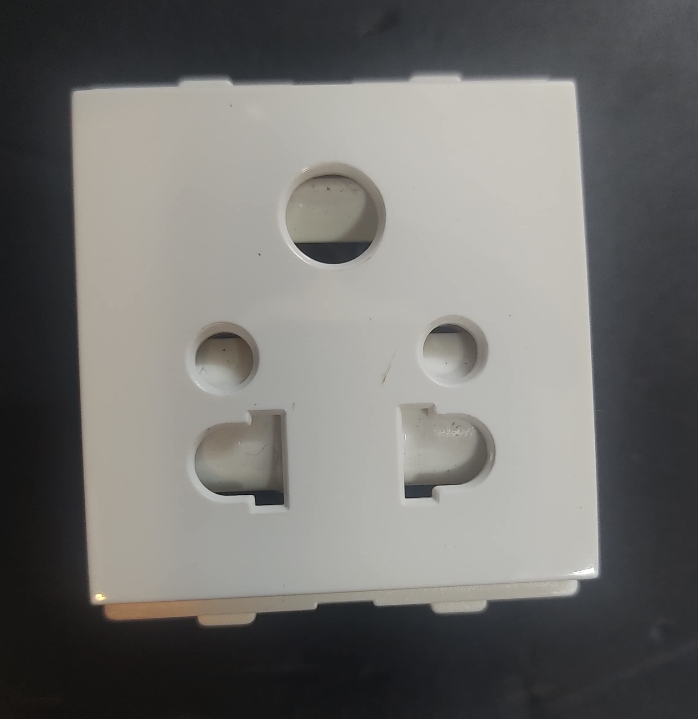 Elleys E Square Socket 6 Amp with Shutter White