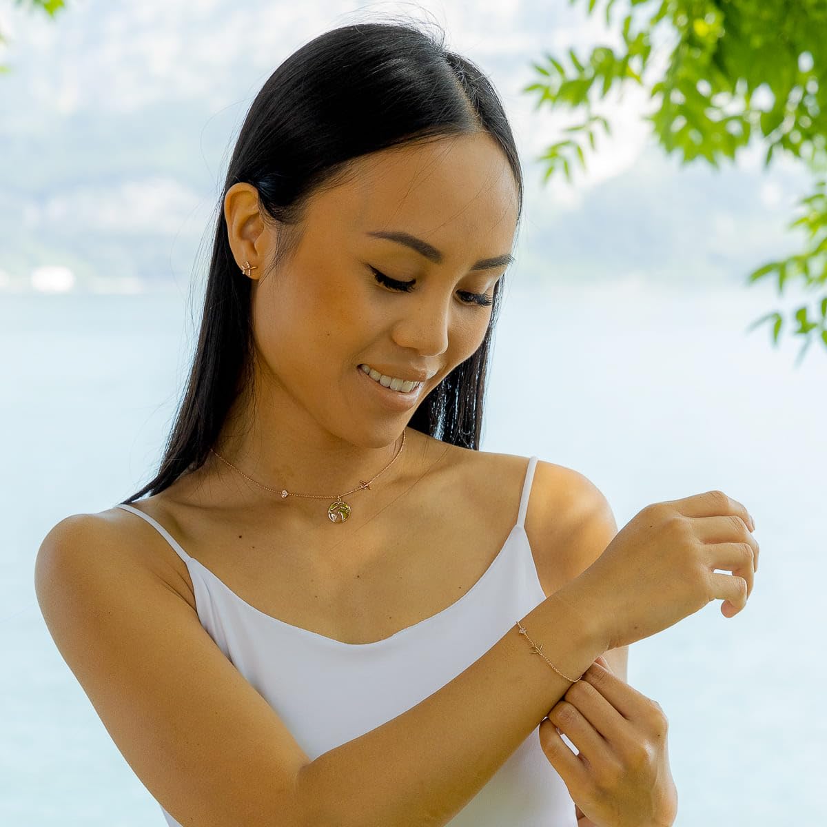 WearTravelers Collana Mappa del Mondo con Aereo e piccolo cuore luminoso in Argento 925 - Idea Regalo per Donna Viaggiatrice - Prodotto Made in Italy - Modello Atlanta