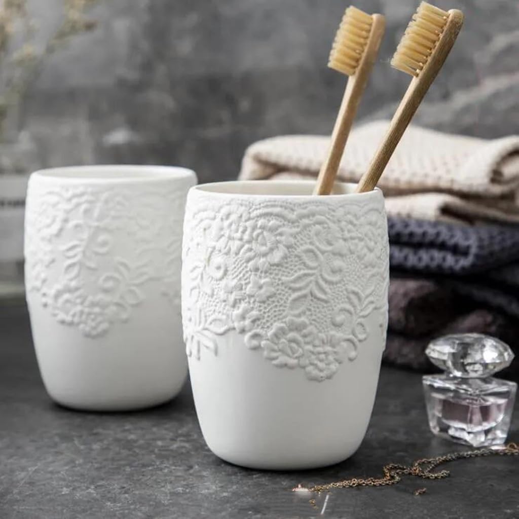 Set da bagno in quattro pezzi in ceramica bianca con motivo a rilievo per la casa, l'hotel (come mostrato per tutti)