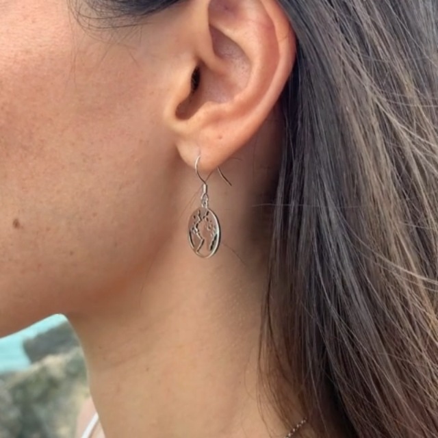 Orecchini a cerchio con mappa del mondo in argento sterling