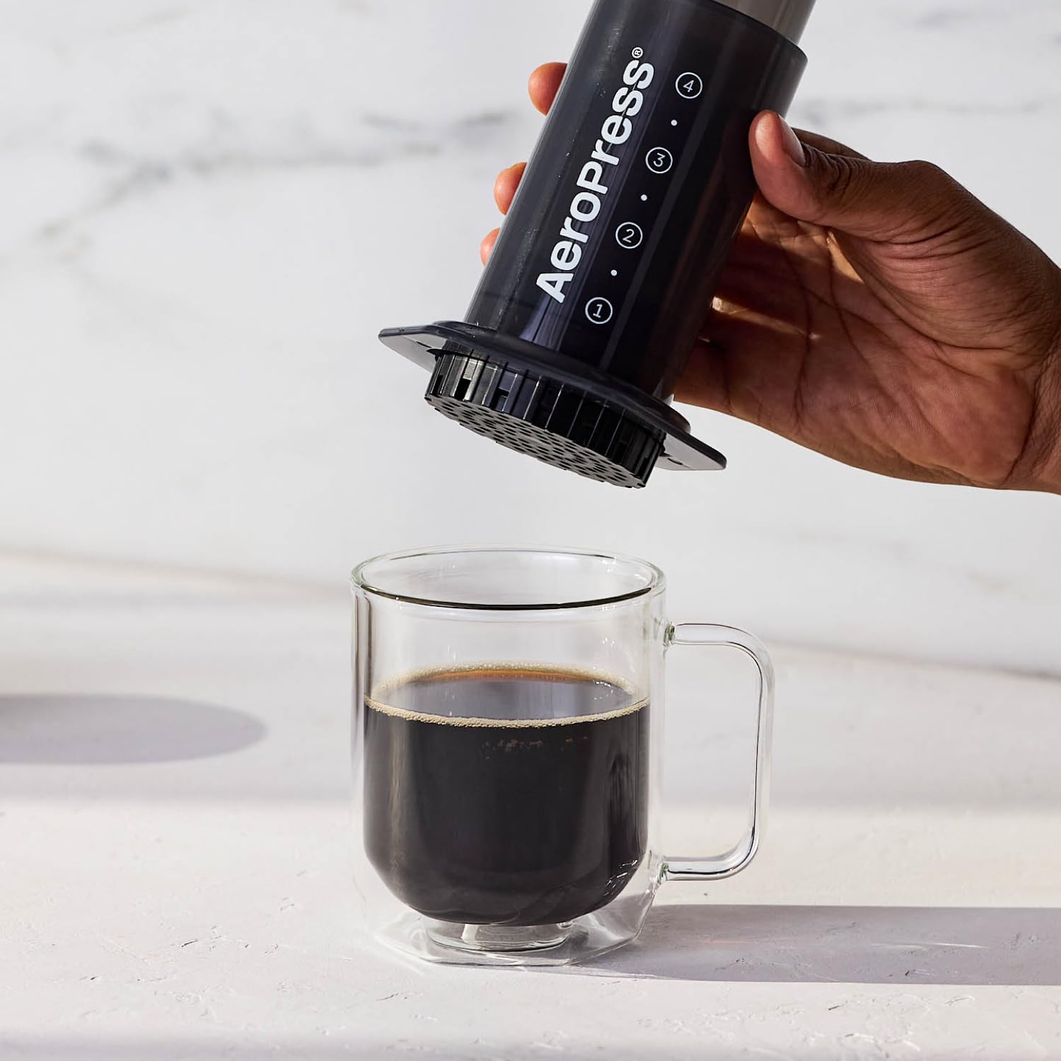 AeroPress Original cafetière à piston, presse française tout-en-un, cafetière manuelle filtre & expresso, infusion en 2 min, petite cafetière portable idéale pour voyages & camping