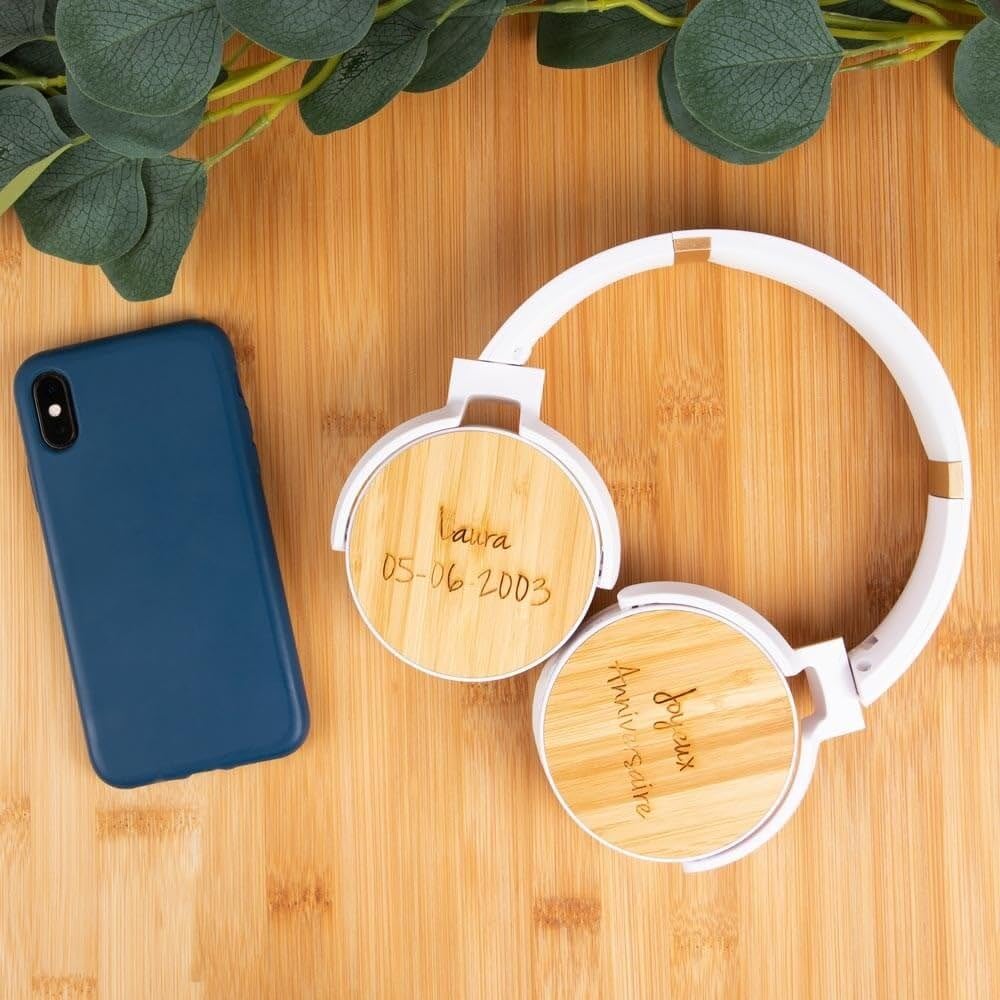 Ocadeau Cuffie wireless personalizzate con testo inciso - Cuffie bluetooth in plastica e legno bianco con testo inciso