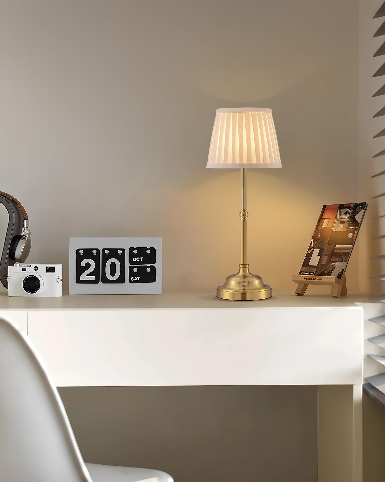 Lampe de table LED sans fil à intensité variable - Lampe de chevet rétro - Batterie - 4000 mAh - Convient pour l'intérieur, l'extérieur, le bar, le salon (abat-jour doré + beige)
