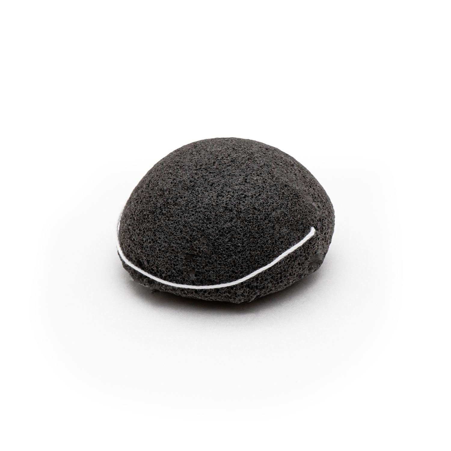 Intirilife Esponja konjac de color negro - 6,5 cm de diámetro - 4,5 cm de altura - Limpieza facial para pieles mixtas sensibles impuras Esponja facial exfoliante