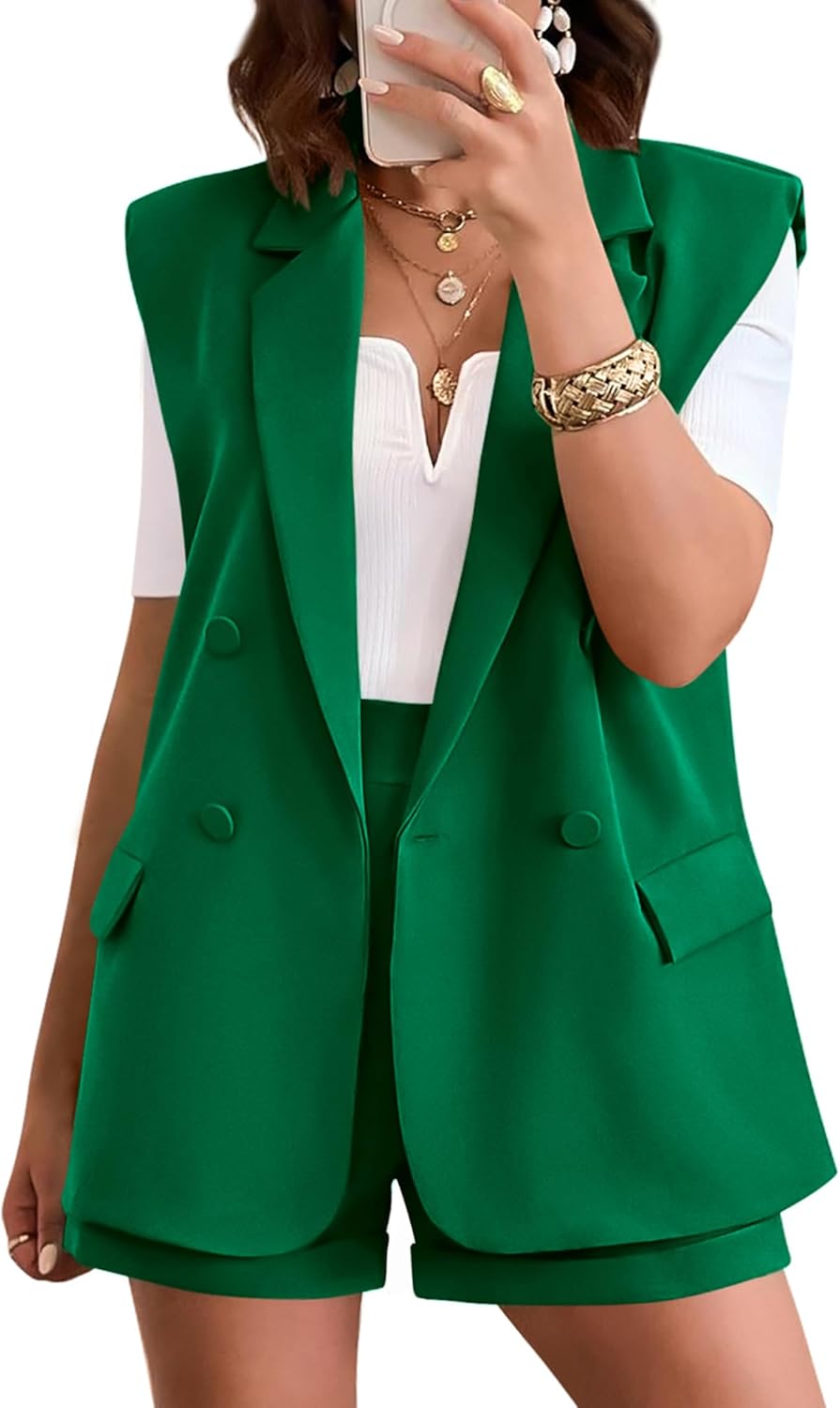 Summer blazer and shorts set for women’s business casual outfits.