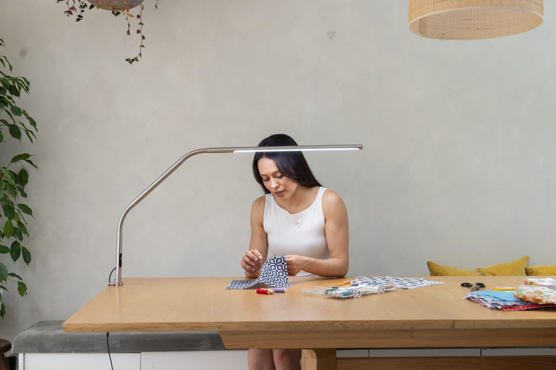 Lampada da tavolo Slimline 4™ LED in acciaio spazzolato – luce 6.000 K, 3.200 lux, 4 livelli, porta USB-C, diffusore antiabbagliamento, design flessibile, per arte, cucito, saloni unghie