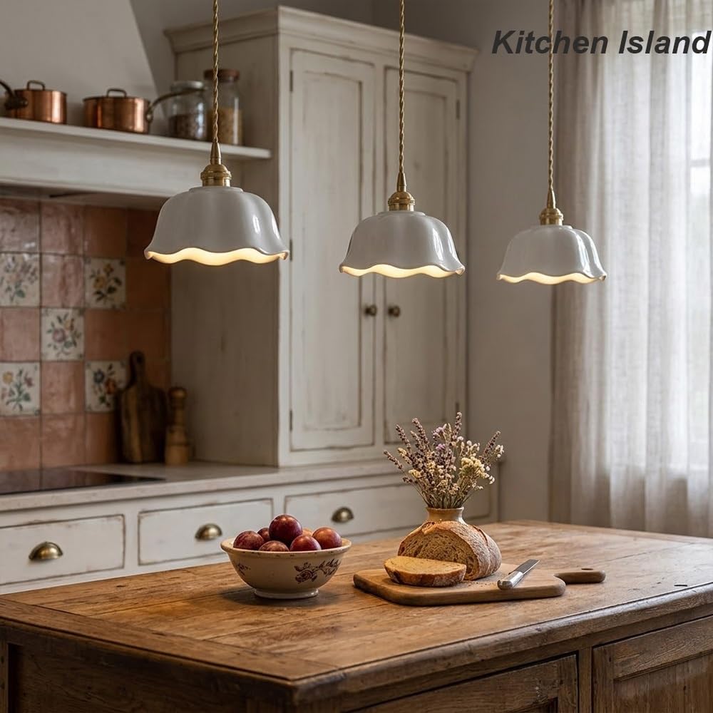 Pendelleuchte Blumenform aus Keramik, Weiße Hängelampe mit Gewelltem Rand Messing Vintage Faltporzellan Kronleuchter für Nachttisch Kücheninsel