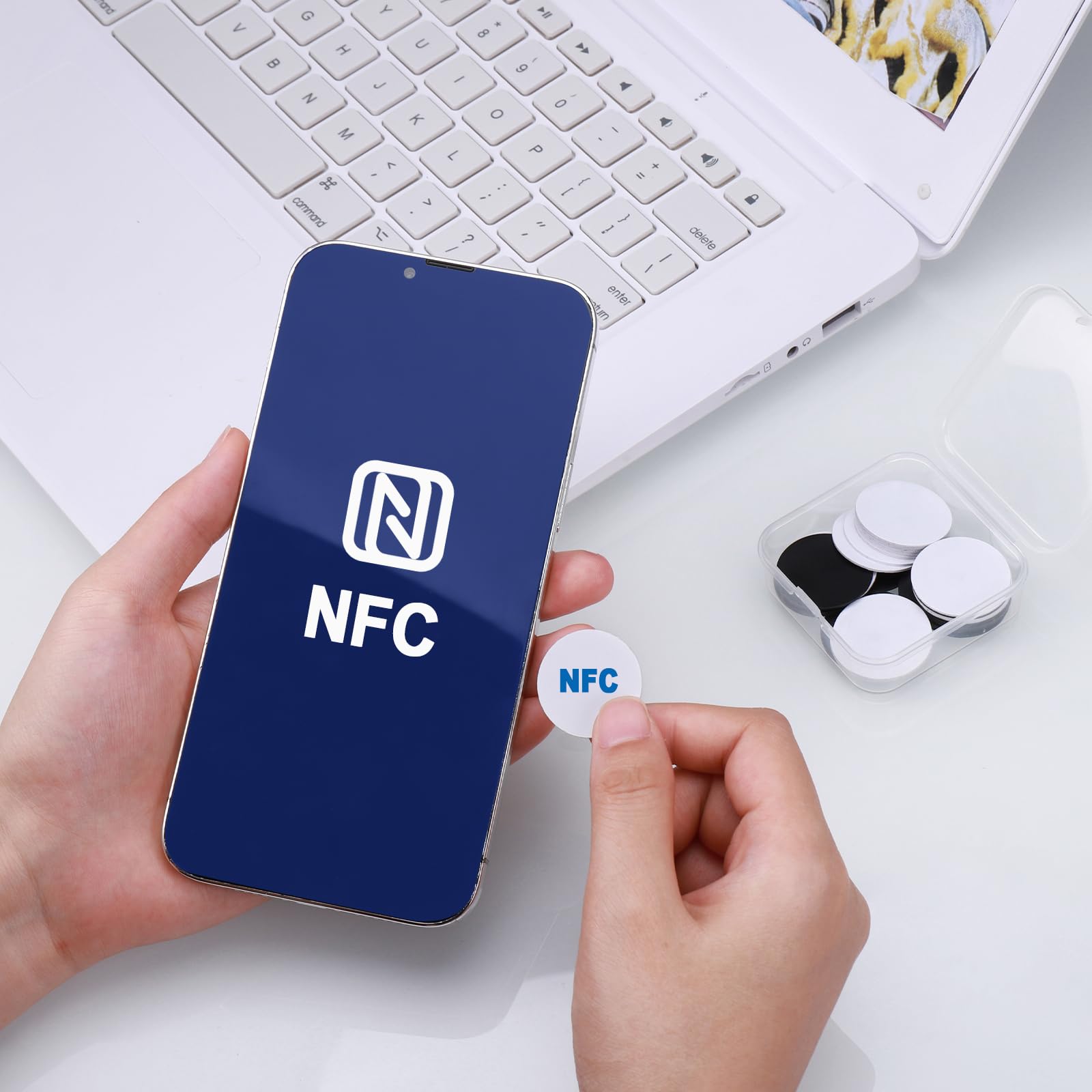 JIANTA 30 sztuk znaczników NFC z pudełkiem do przechowywania, puste naklejki NFC z samoprzylepnym tyłem, układ Ntag215, znacznik NFC kompatybilny z TagMo i Amiibo, 2,5 cm, czarny/biały