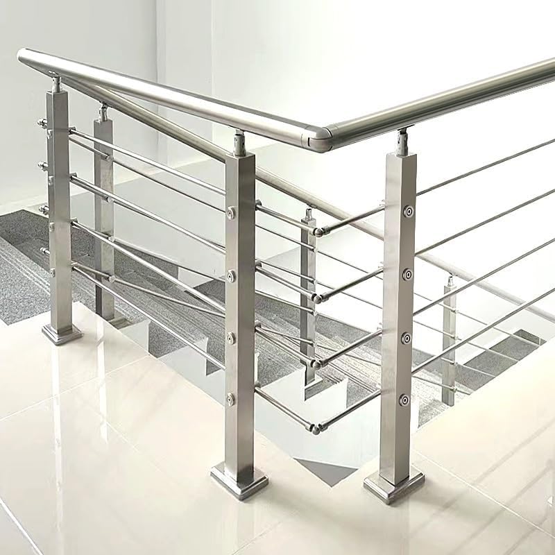 Main courante escalier au design architectural avec poteau carré et finitions mates pour pont