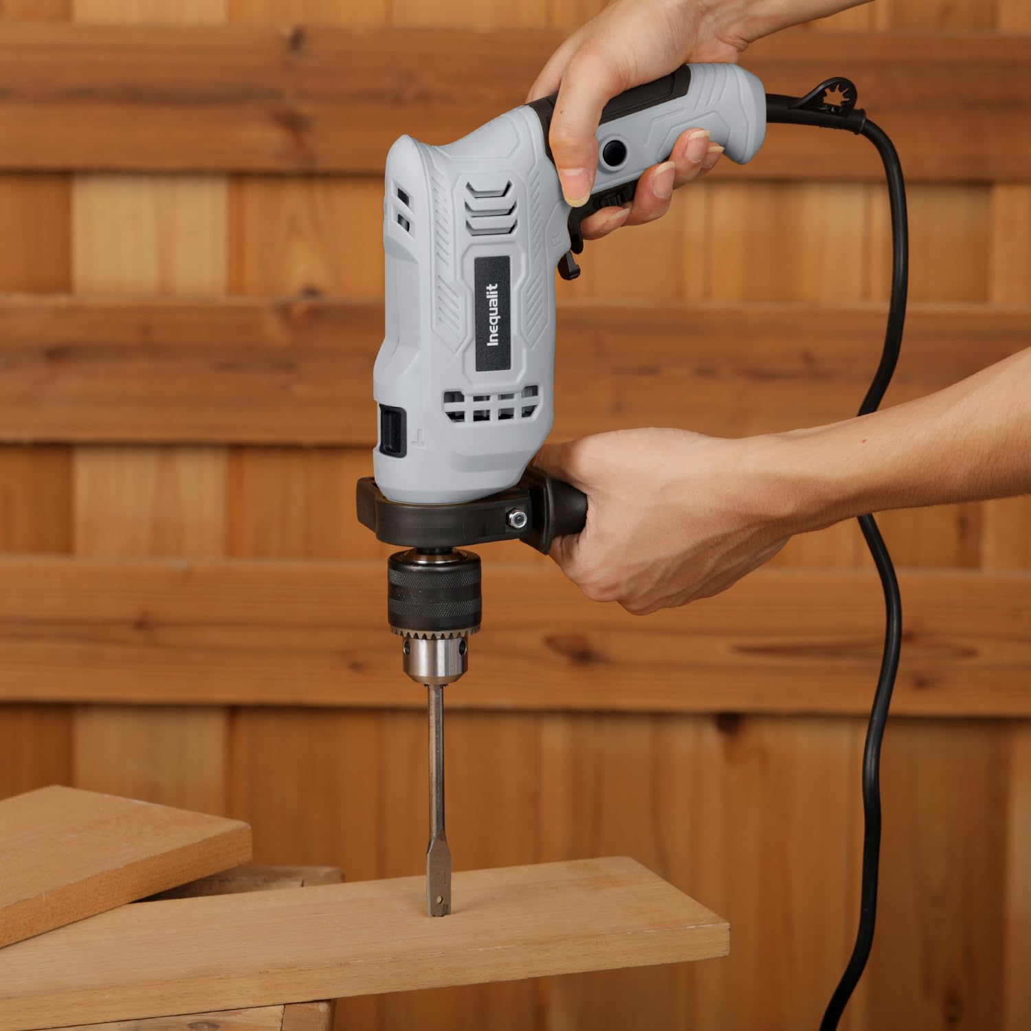 Trapano a percussione con cavo, 4,5 Amp, 0-3000 giri/min, mandrino da 1/2", set di accessori da 105 pezzi, controllo della velocità regolabile, manico girevole a 360°, profondimetro e