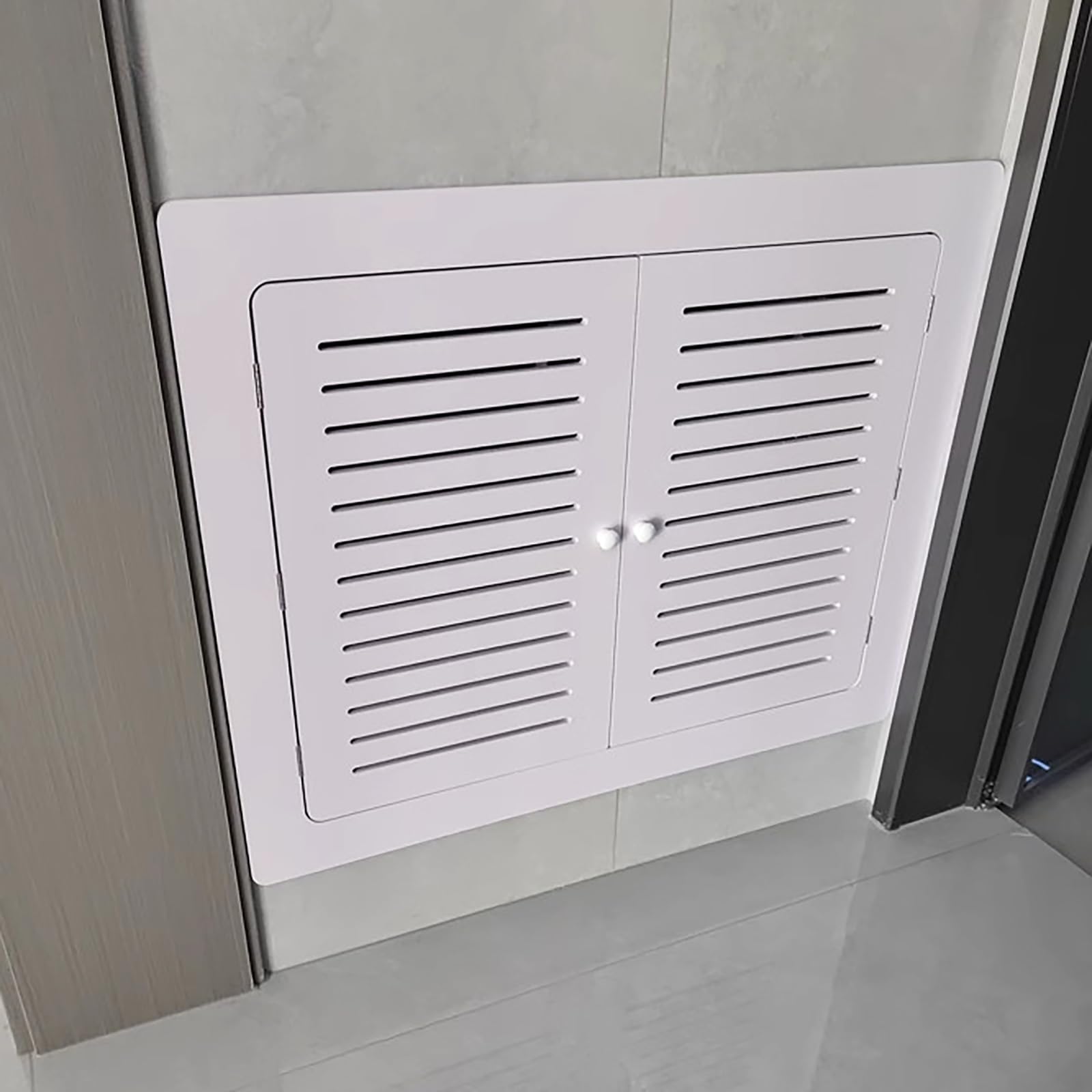 Panel de acceso para cocinas con ventilación regulable para ocultar instalaciones de pladur
