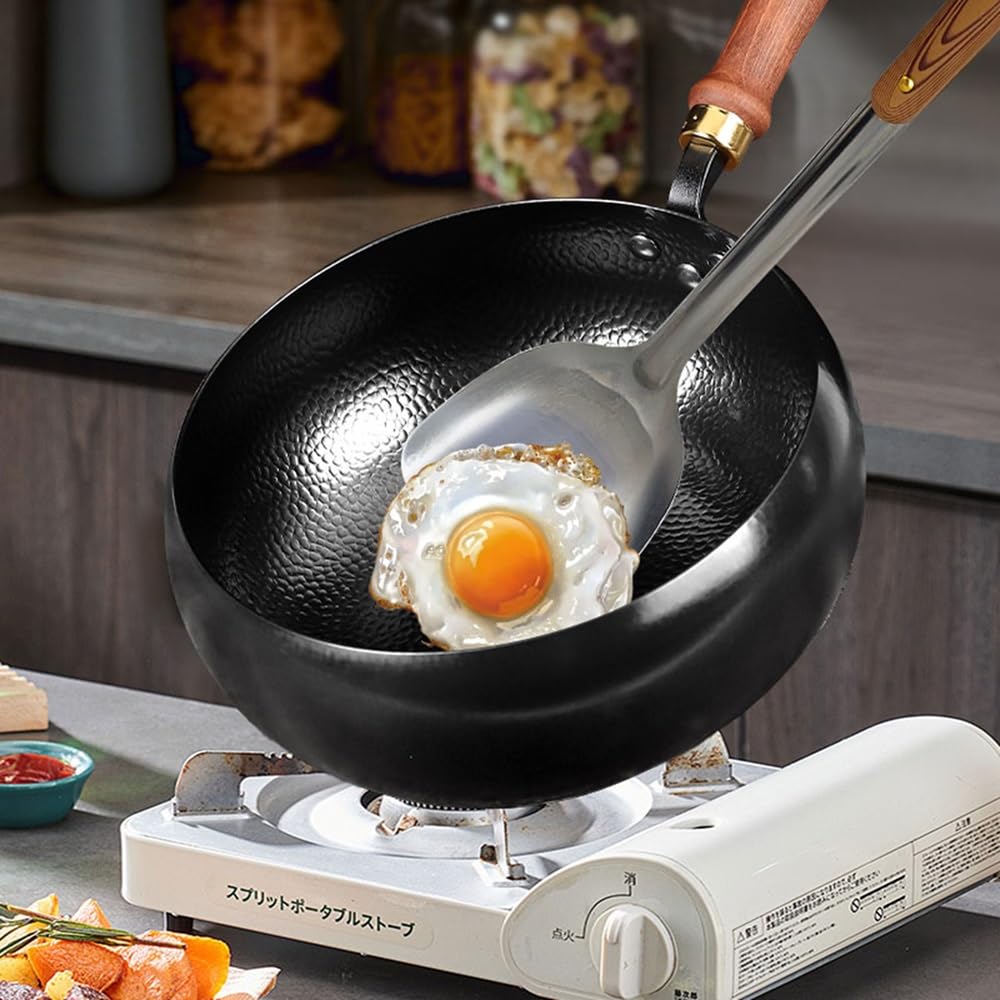 pentola wok in ghisa 26 cm, forgiatura tradizionale, non rivestita | antiaderente naturale, resistente e antiruggine, compatibile gas e induzione, con coperchio in vetro, design martellato