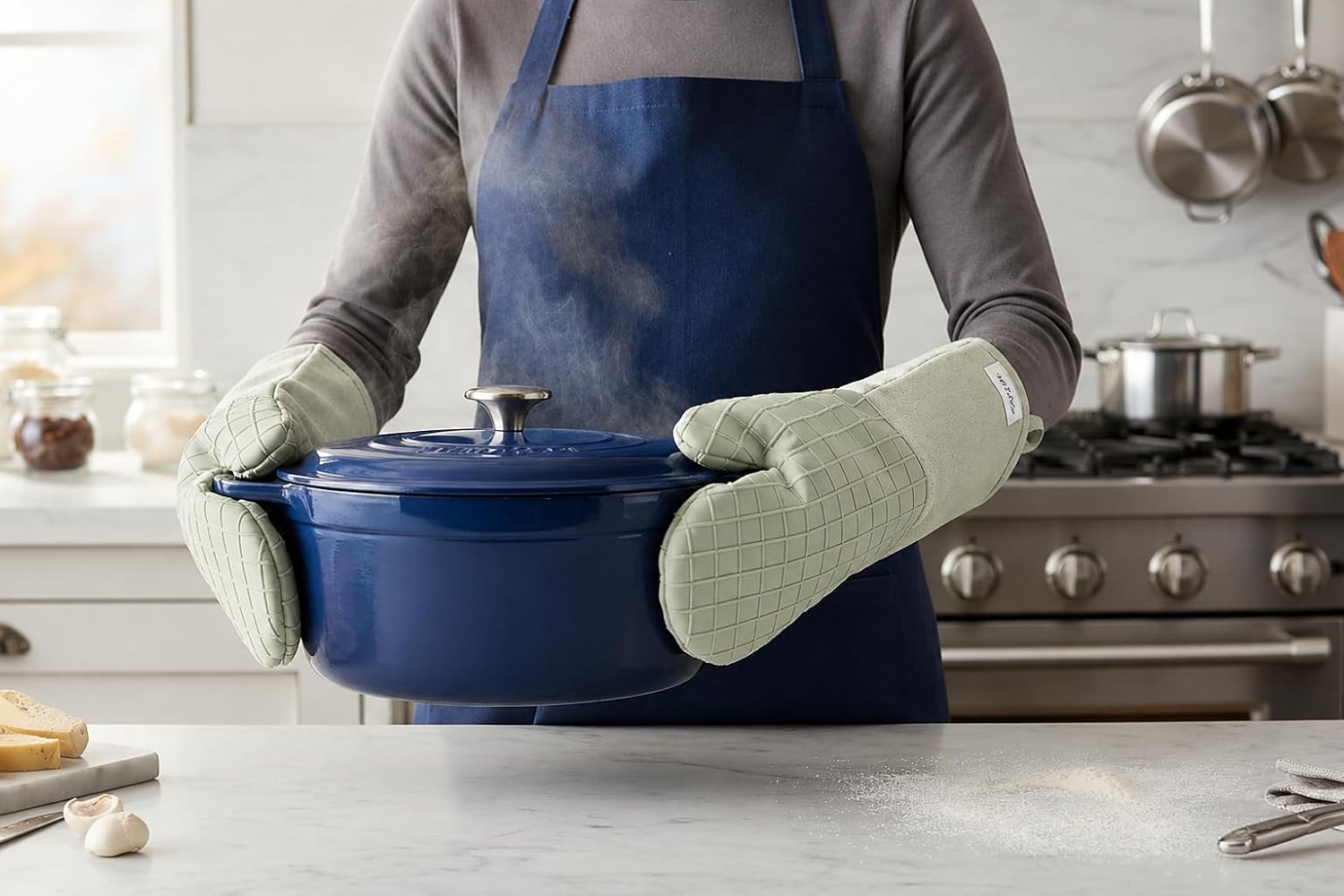 Sur La Table Kitchen Essentials Set of 2 Silicone Oven Mitts, Heat Resistant to 550°F (Green)
