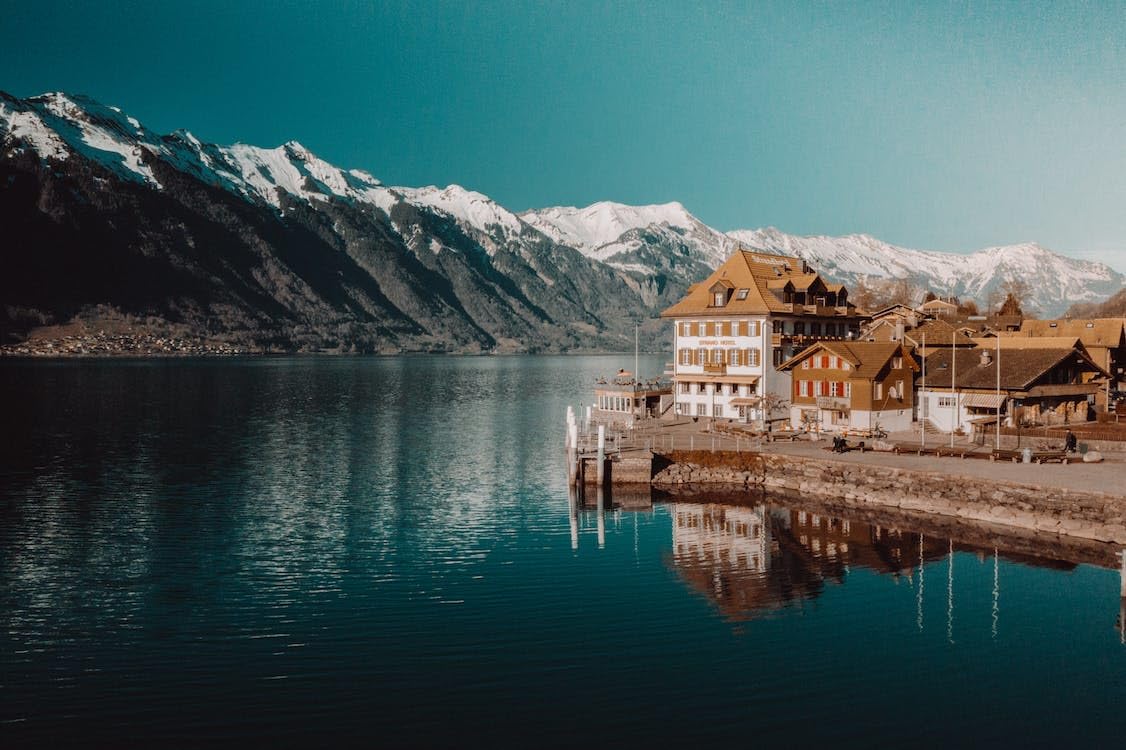Casa marrón al pie de la montaña nevada - Rompecabezas de madera de 2000 piezas - Rompecabezas de decoración del hogar Regalo de rompecabezas para adultos