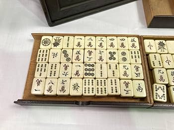 B0101)未開封　時代物　骨面竹背麻雀牌　ケース付き　麻雀約1700g B0101)未開封 時代物 骨面竹背麻雀牌 ケース付き 麻雀約1700g