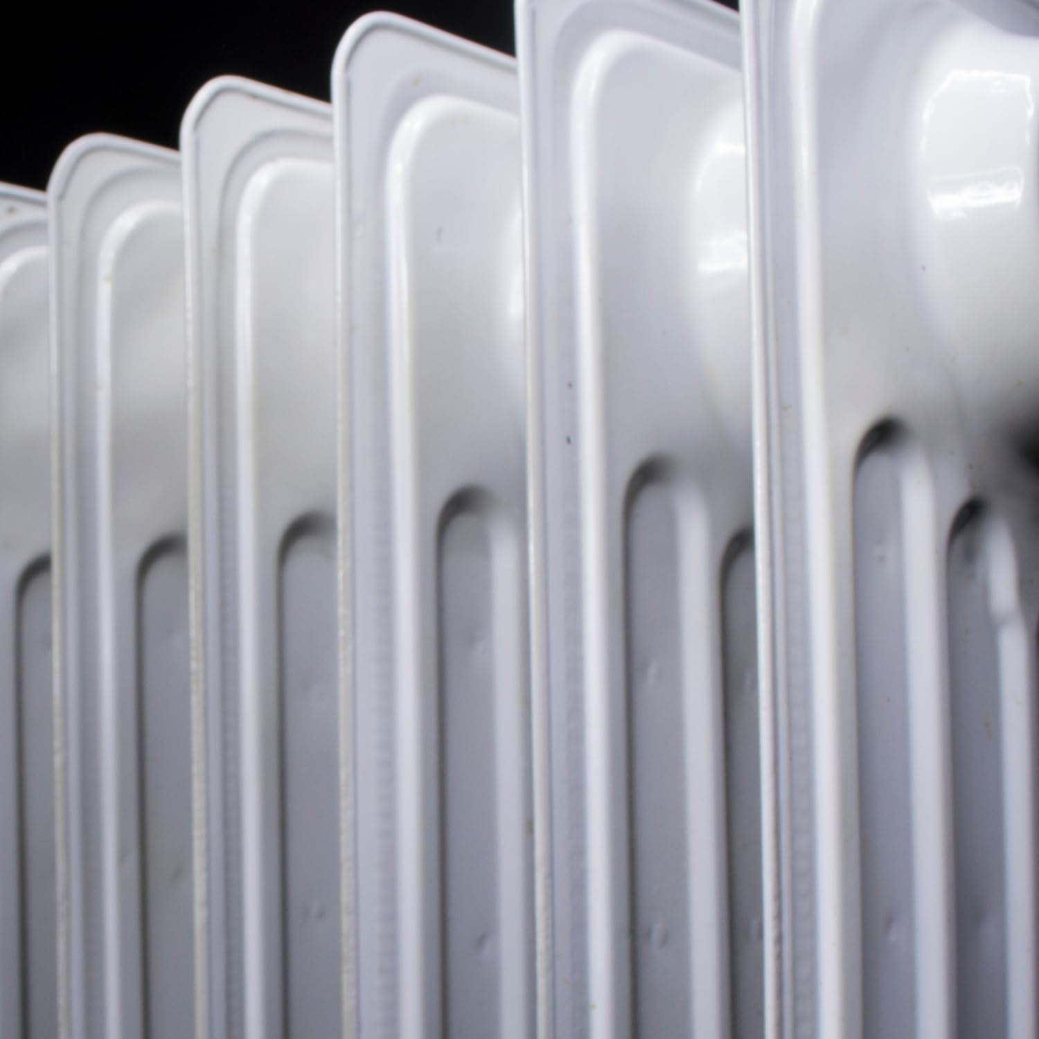 Radiatore ad Olio Elettrico Basso Consumo Efficiente Bianco 9 Elementi 3 Livelli Riscaldamento Termosifone Termostato Regolabile Trasportabile 2000W Protezione Surriscaldamento Silenzioso