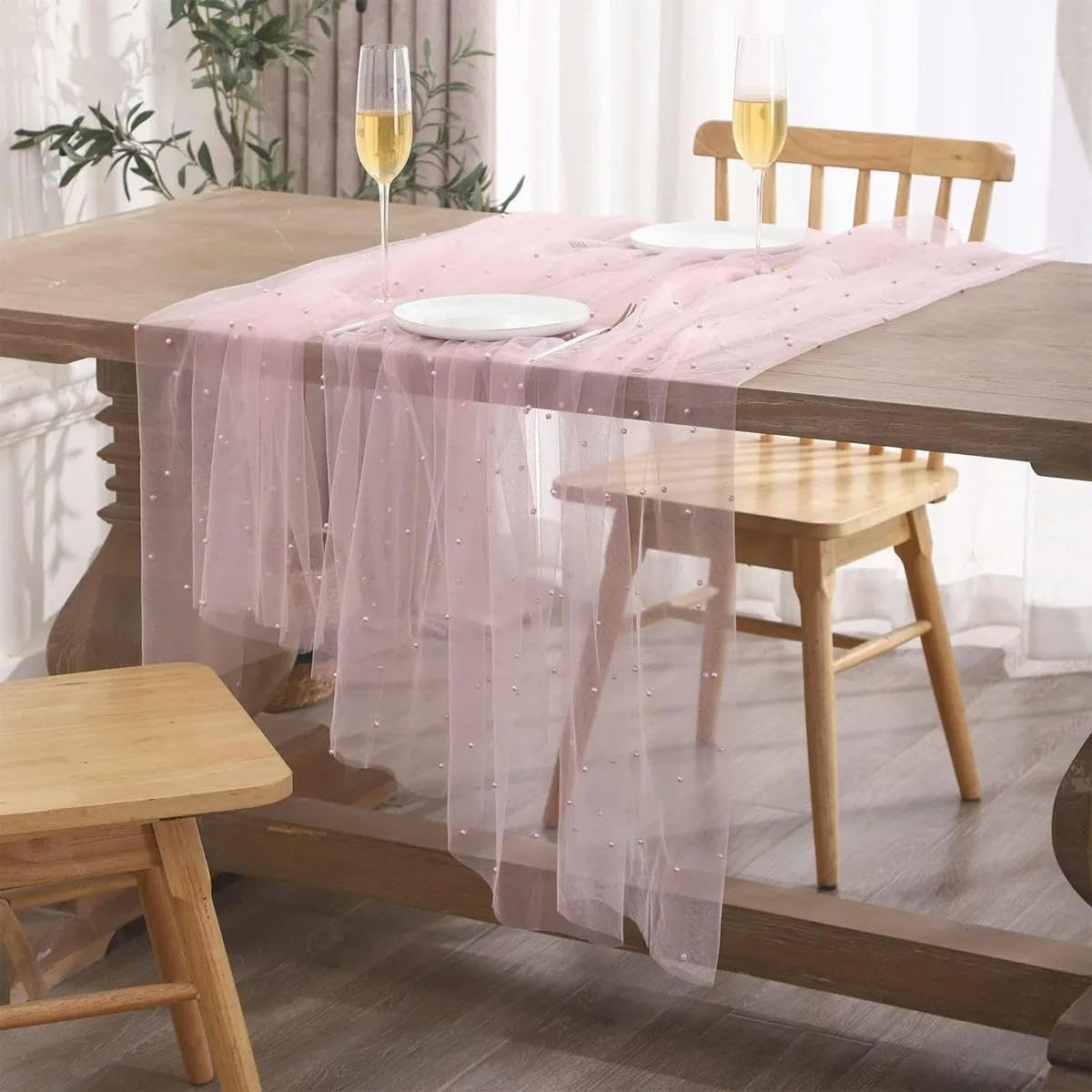 Chemin de table en mousseline nacrée pour sublimer votre repas de mariage