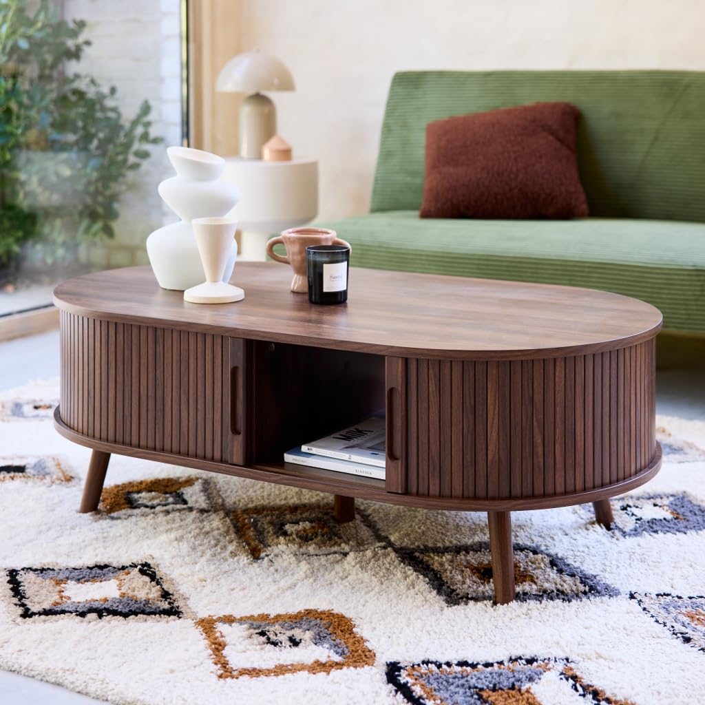 Alice's Garden sweeek - Table Basse 2 Portes coulissantes avec 3 Compartiments décor Bois rainuré Noyer. L 110 x P 59 x H 39cm