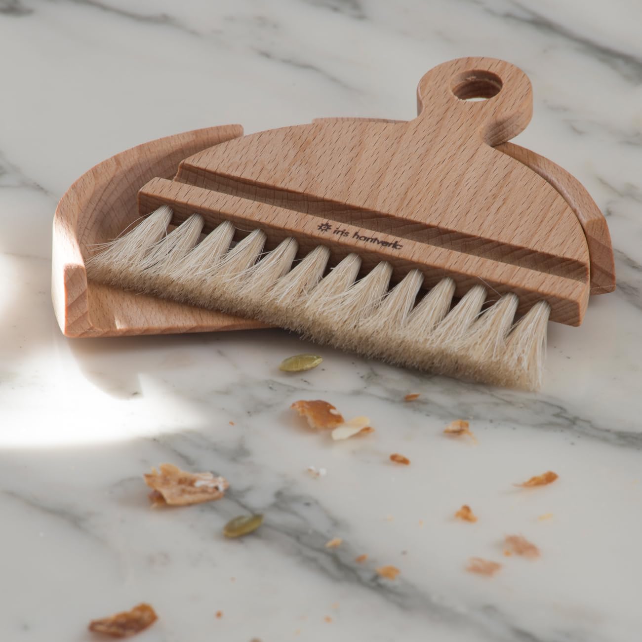 Tischbesen-Set - 2-teilig, klein und handlich, perfekt für Krümel und Brösel auf dem Esstisch oder der Küchen-Arbeitsplatte, Handfeger & Schaufel aus Holz, kleines Kehr-Set, Tischdecken-Bürste