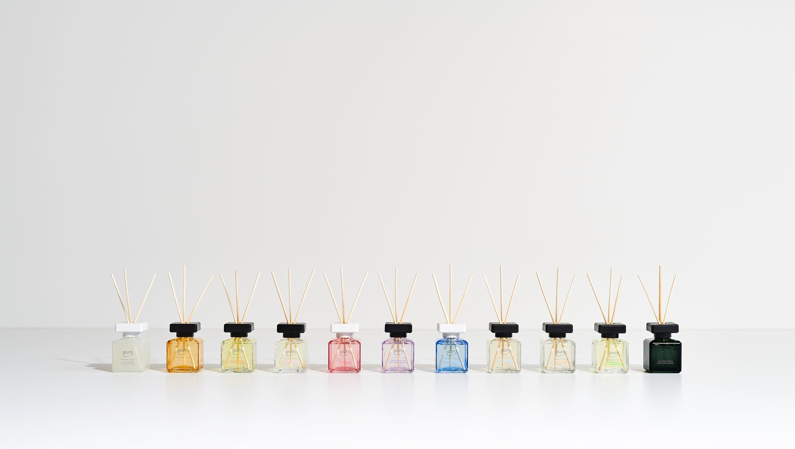 ipuro - Essentials Raumduft Black Bamboo 50ml | Raumerfrischer mit Jasmin, Zitrone, Apfel, & Holzige Amber-Moschus Note Duft Aroma | Diffuser mit Stäbchen | Lufterfrischer für die Wohnung