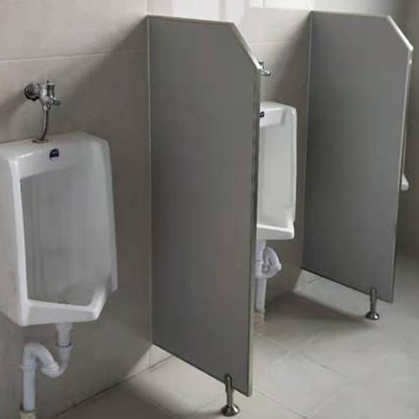 Divisor de urinario para hombres con esquinas de acero inoxidable y acabados premium para baños públicos