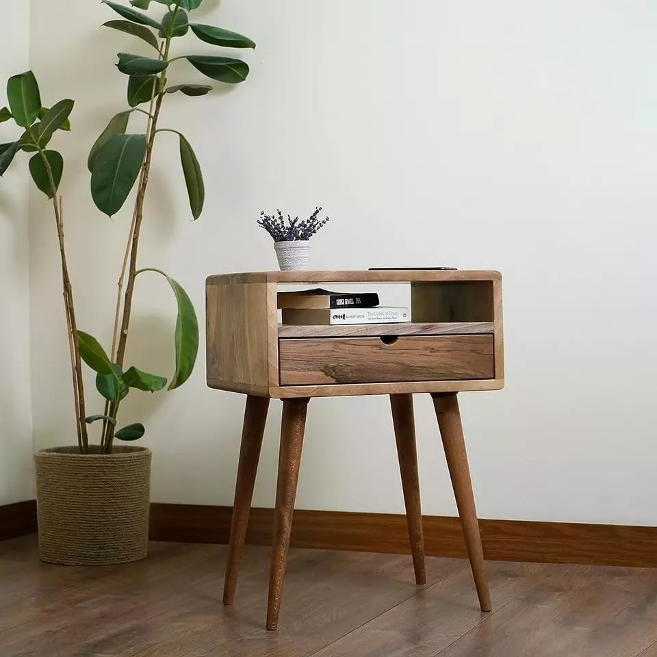 Table de chevet en bois compacte pour ranger les objets de nuit sans encombrer