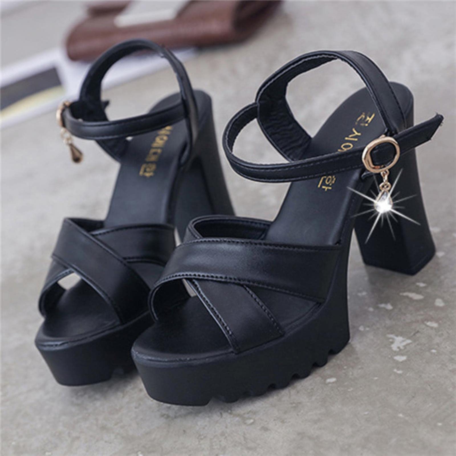 Las mujeres de la manera rebordearon las sandalias de verano de los zapatos del partido