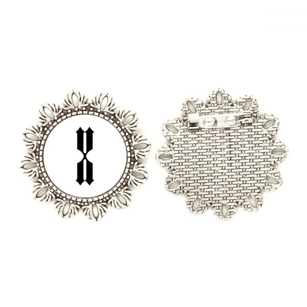 Broche de plata con números romanos para renovar ropa básica 4