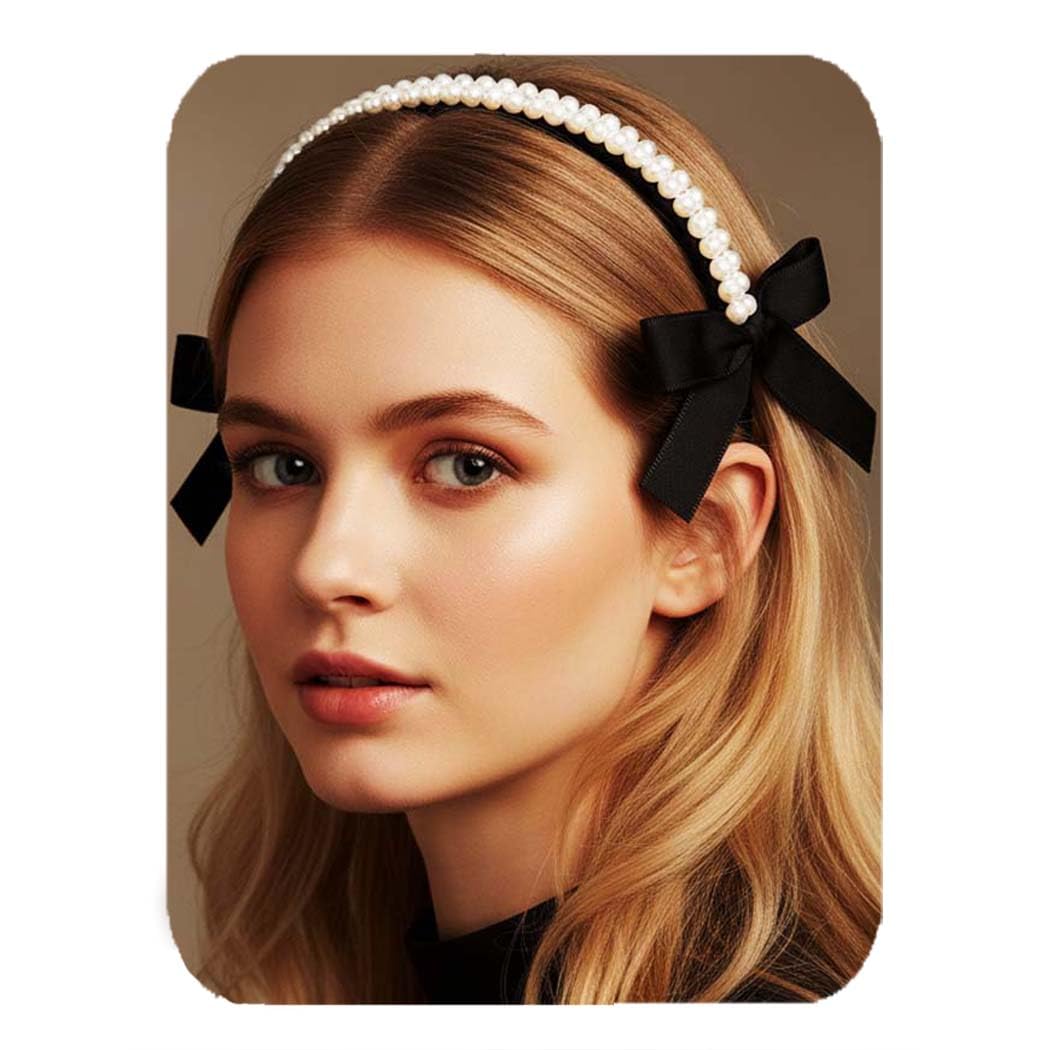 Cerchi Per Capelli Donna Del Primo Piano Che Compra Gli Accessori Svegli Dei Capelli Su Un Fondo Negozio Appendono Supporto Deposito Image99008024