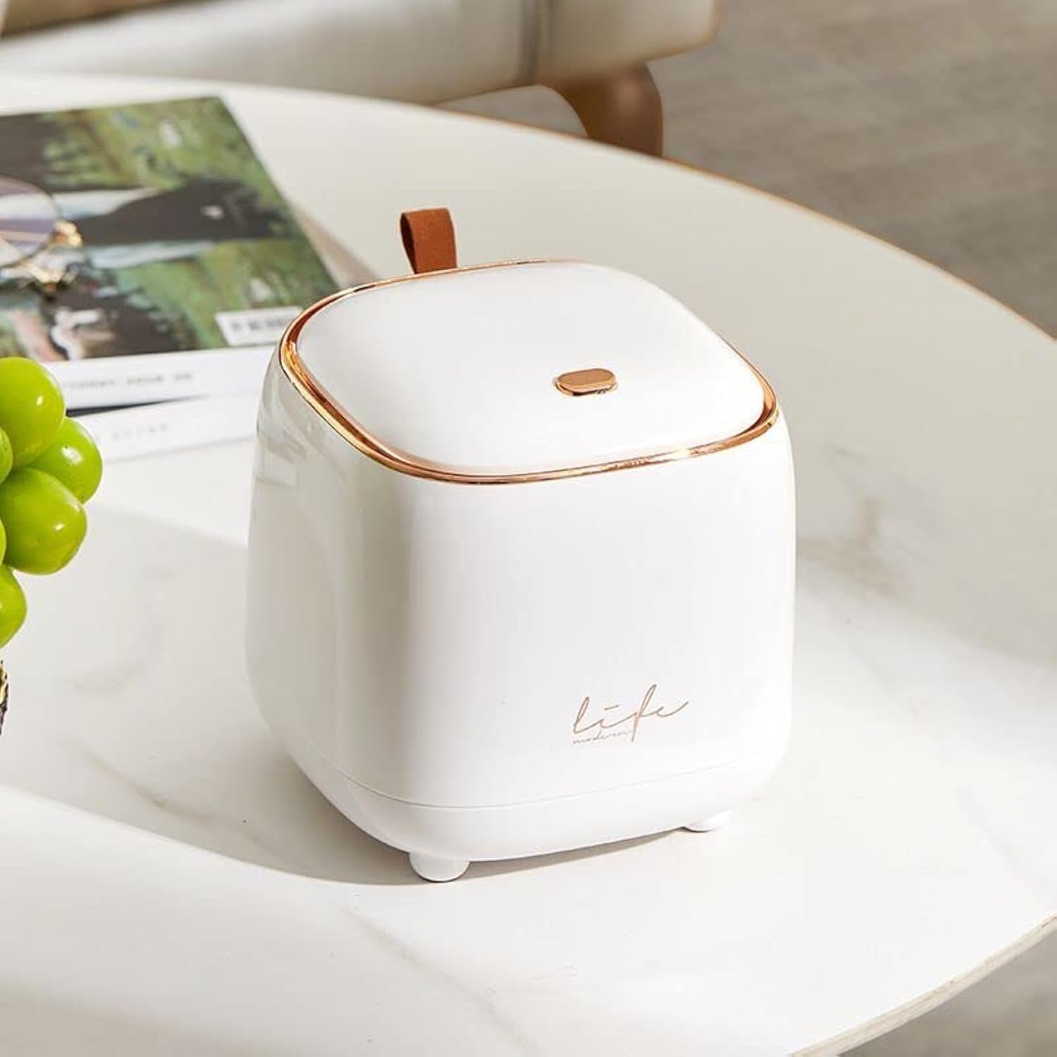 Mini poubelle de bureau à couvercle pour éliminer les petits déchets de table