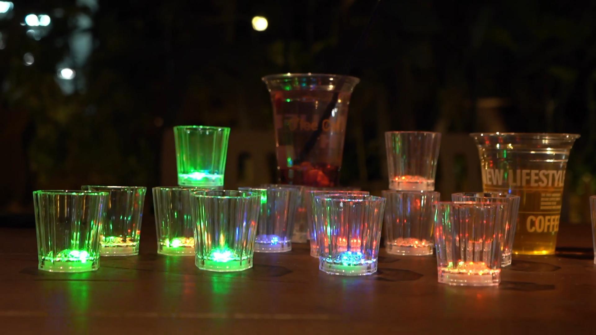 Deggelbam WERELDNIEUWHEID 4 stuks Schnappsglas in skivorm met binding! De absolute blikvanger op elk Après-Ski feest. Perfect als verjaardagscadeau of gewoon zo! 4cl zwart Deggelbam WERELDNIEUWHEID 4 stuks Schnappsglas in skivorm met binding! De absolute blikvanger op elk Après-Ski feest. Perfect als verjaardagscadeau of gewoon zo! 4cl zwart
