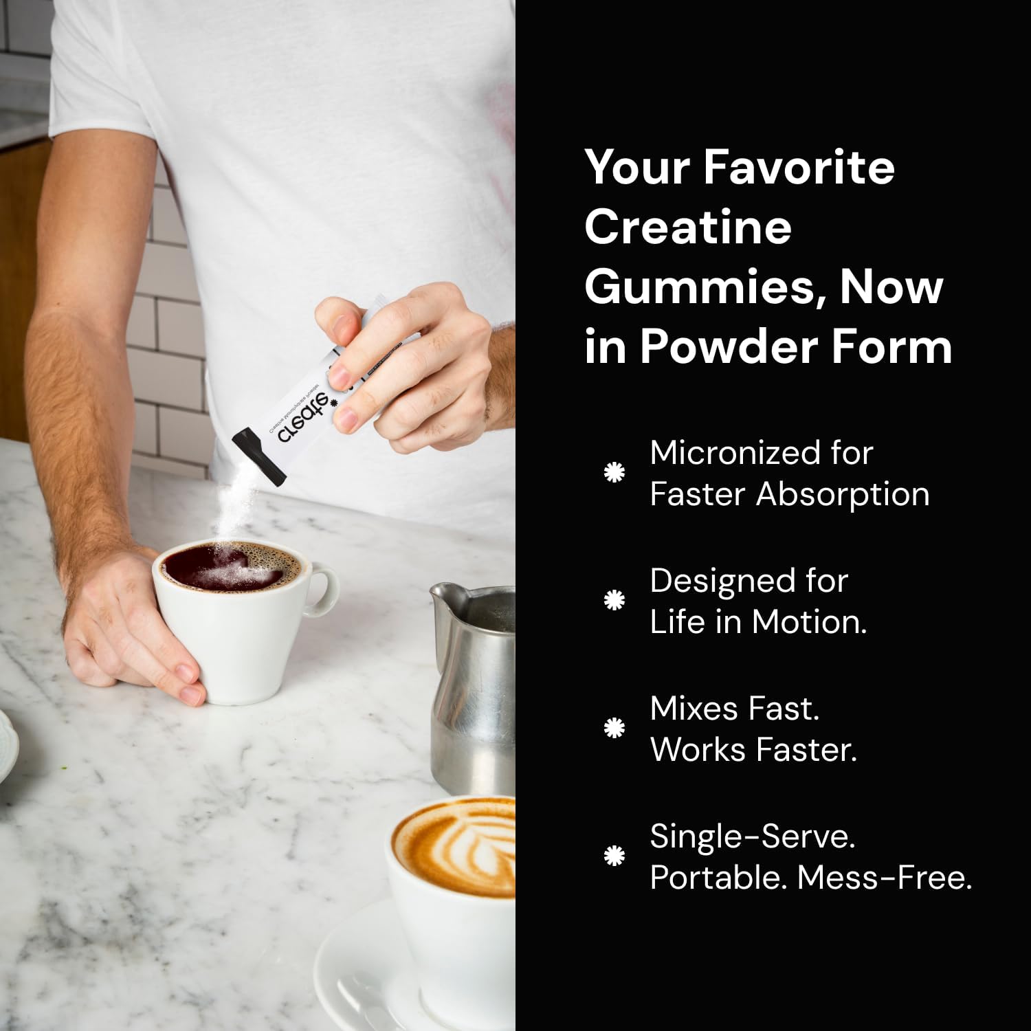 Persona abocant creatina en pols d'un paquet de stick en una tassa de cafè