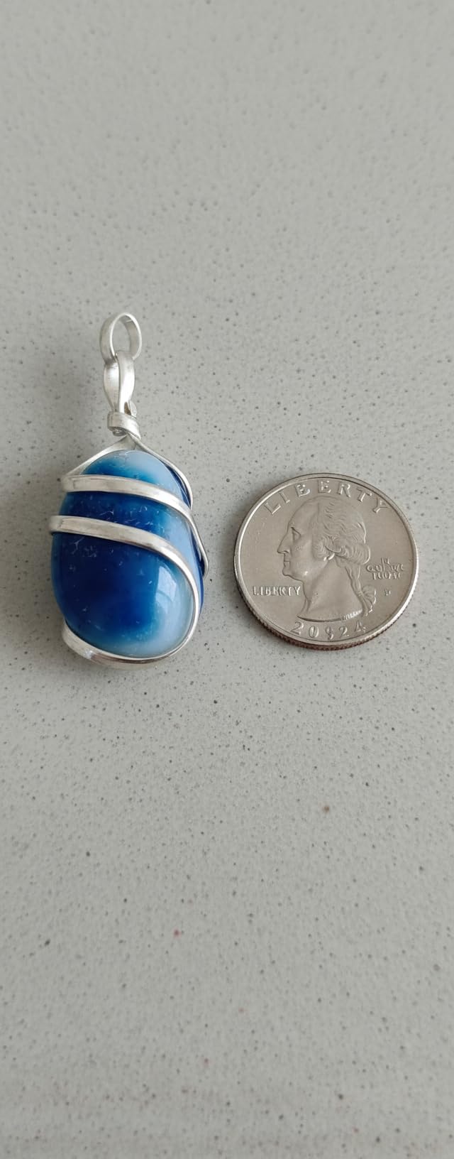 Colgante de Ágata Azul Teñida con Espiral en Baño de Plata