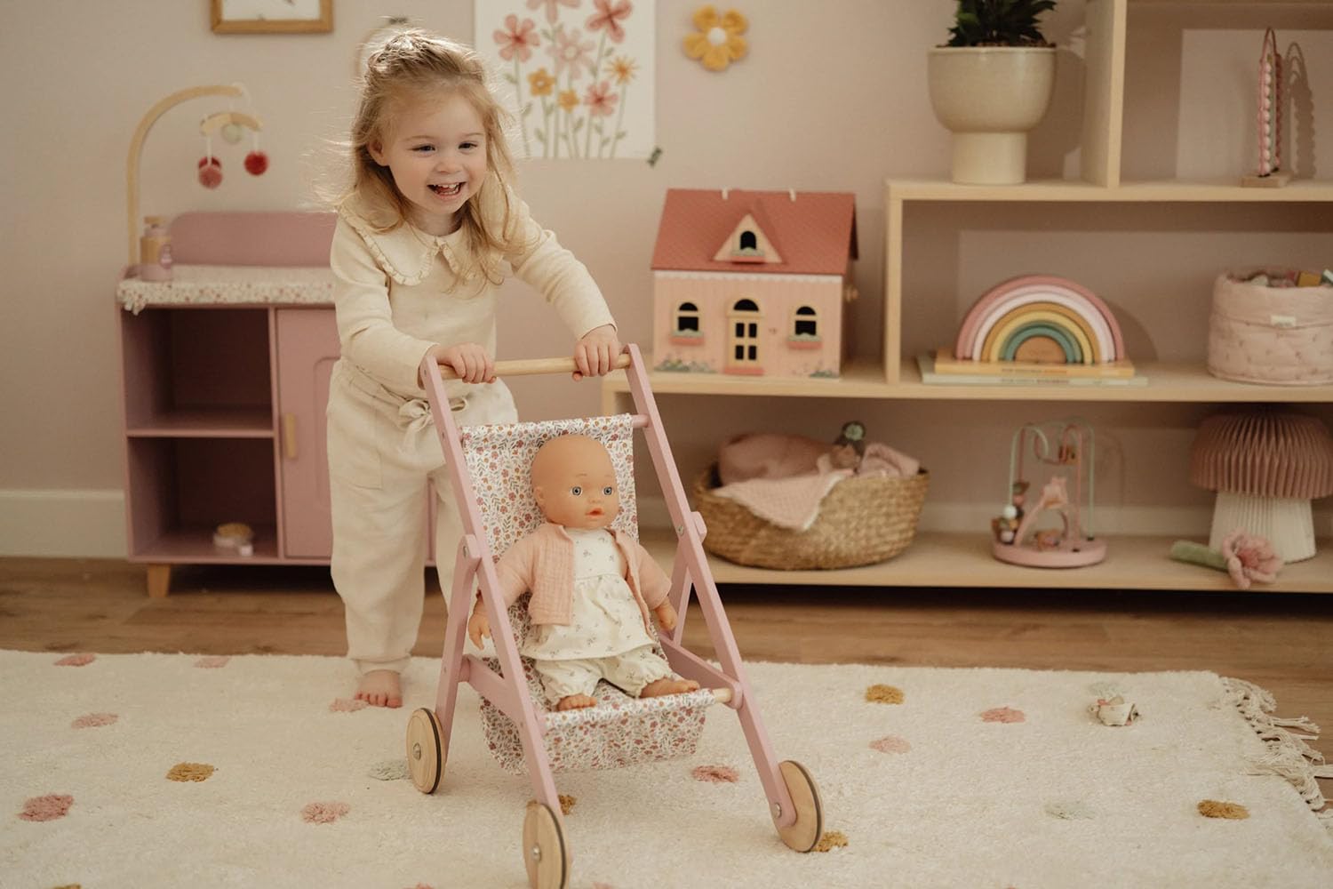 Little Dutch Holz Puppenbuggy Puppenwagen mit Ablagefach für Puppen von 33-46 cm Soft Flowers rosa
