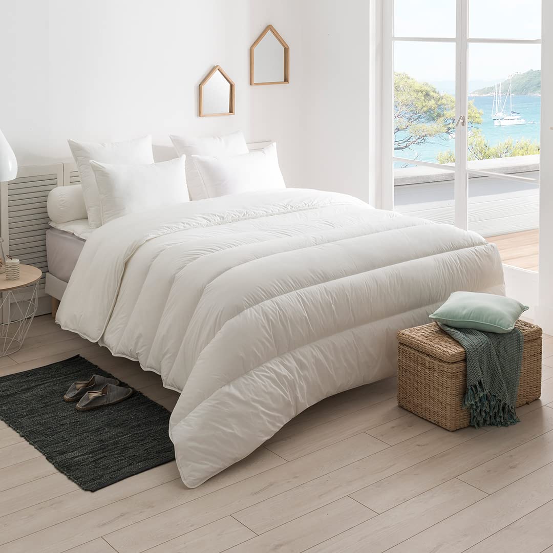DODO - Couette Légère Anti-​Acariens 140x200 cm - pour Lit 1 Personne - Tissu 100% Coton Naturel - Garnissage 100% Thermocomfort Polyester Fibre Creuse - Lavable en Machine en Machine à 40°C