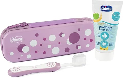 Chicco Set Spazzolino e Dentifricio per Bambini, Con Pratico Astuccio, Set Comprende Dentifricio Al Gusto Mela Banana e Spazzolino, Per i Primi Denti da Latte, Set da Viaggio, 6-36 Mesi, Lilla