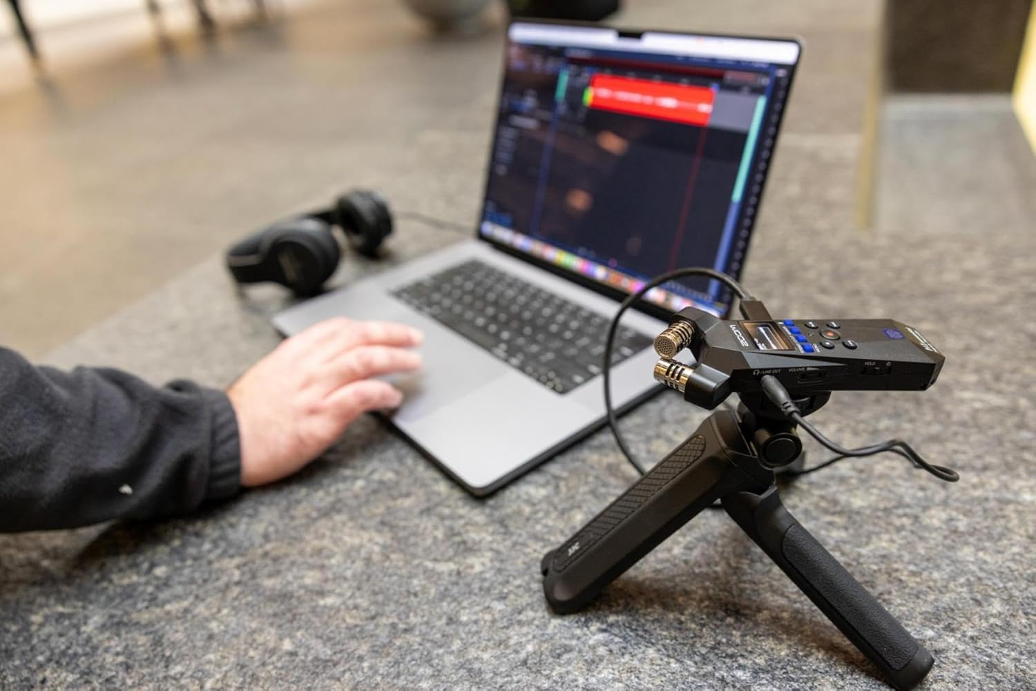 Zoom H1essential Ensemble enregistreur audio portable 2 pistes 32 bits avec APH-1e avec pare-brise poilu, coque rembourrée, adaptateur secteur et câble USB C