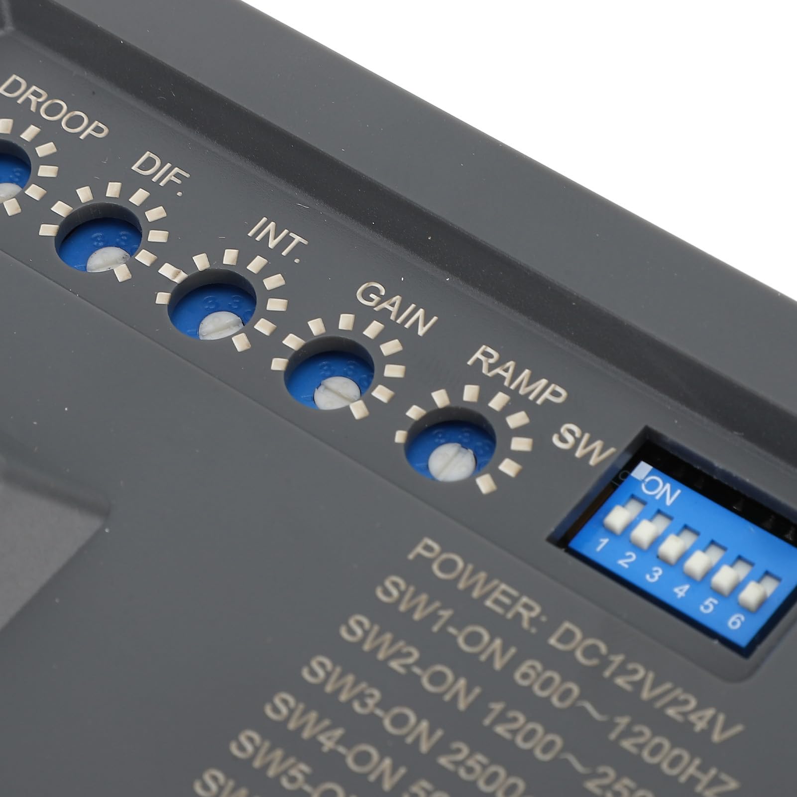 Qcwwy EG3002 Elektroniczny Sterownik Silnika Gubernator Prędkości Generatora o Niskim Poziomie Hałasu ABS Stop Aluminium z Tłumieniem Czarnego Dymu Odporność EMI do Sterowania Agregatem Prądotwórczym