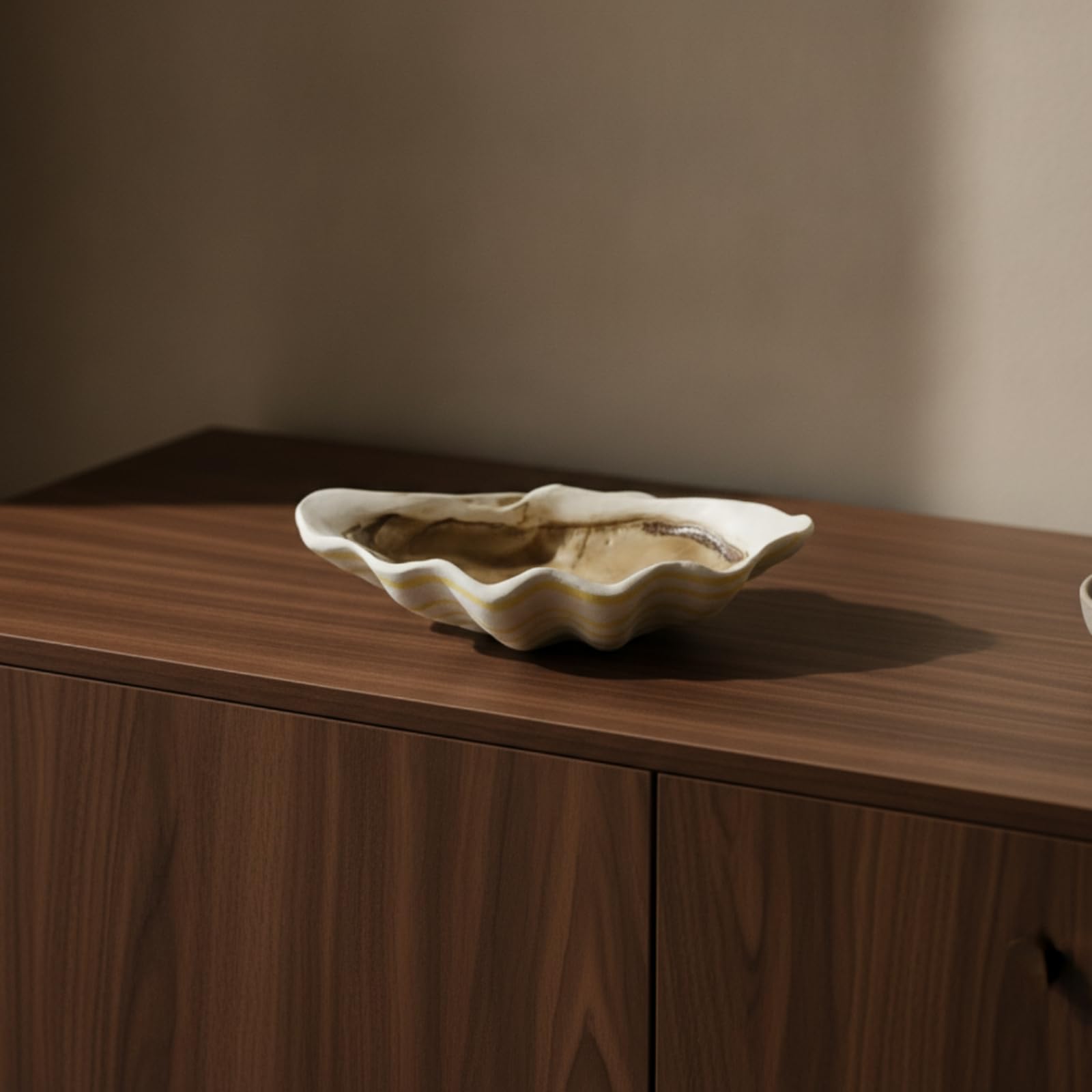 Vassoio Decorativo in Resina con Forma a Conchiglia Vassoietto Piatto Centrotavola Interno Beige E Profilo Marrone per Arredi Moderni Adatto per