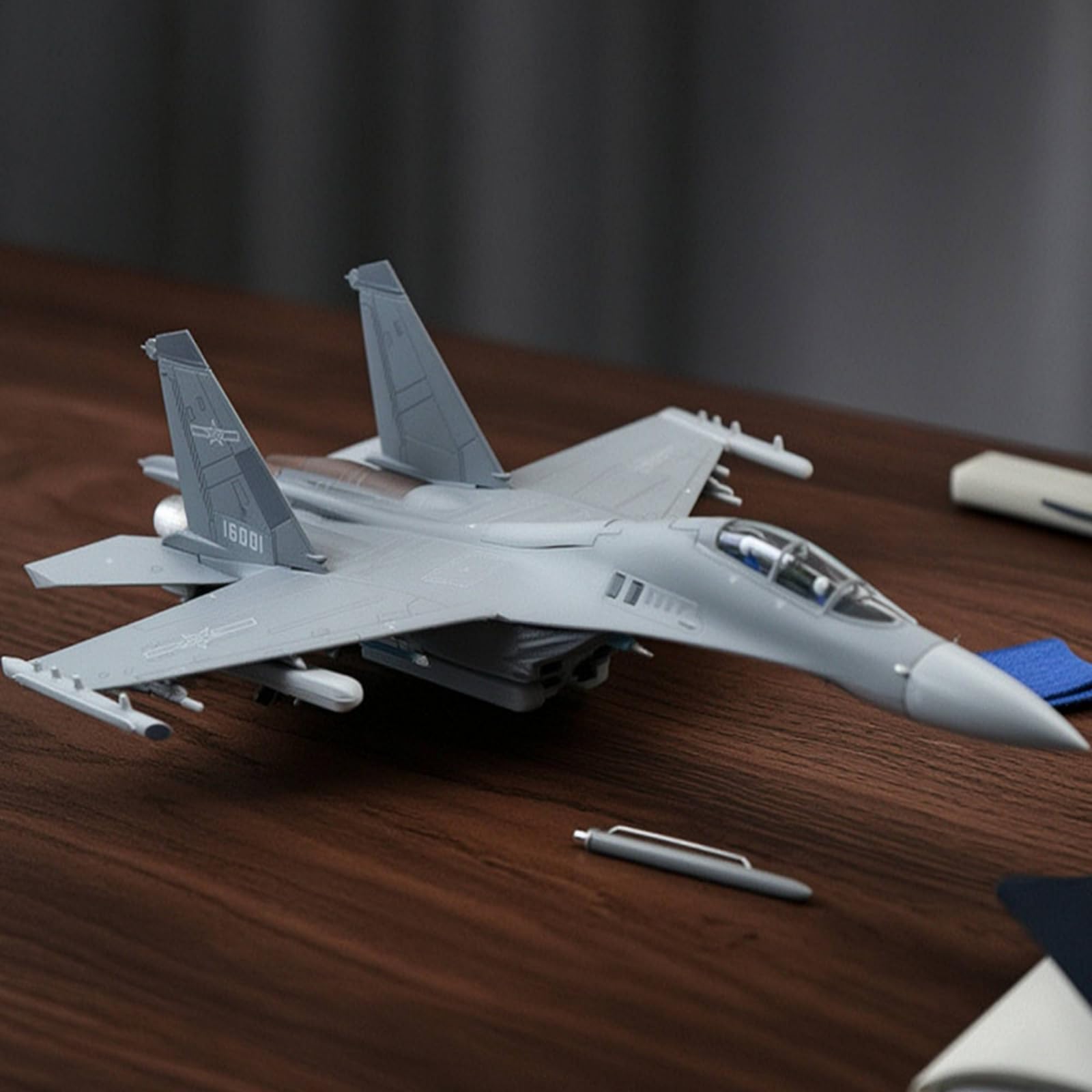 Elektronisches Kampfflugzeug Modellbausatz Flugzeug Modell Jet Modell Kampfjet Detailgetreu mit Zwei Triebwerken Und Standfestem Base Inklusive für Schreibtisch Vitrine Hobbyraum Büro 1 72