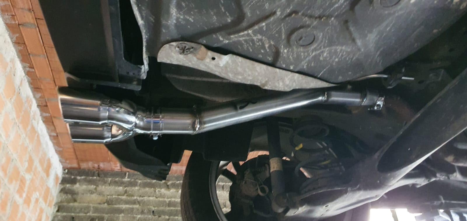 Terminale di Scarico in Acciaio Inossidabile per Fiat Punto, Grande Punto, Punto Evo, Alfa Mito, Tubolare Curvo con Uscite Doppie, Lucidato, 120cm