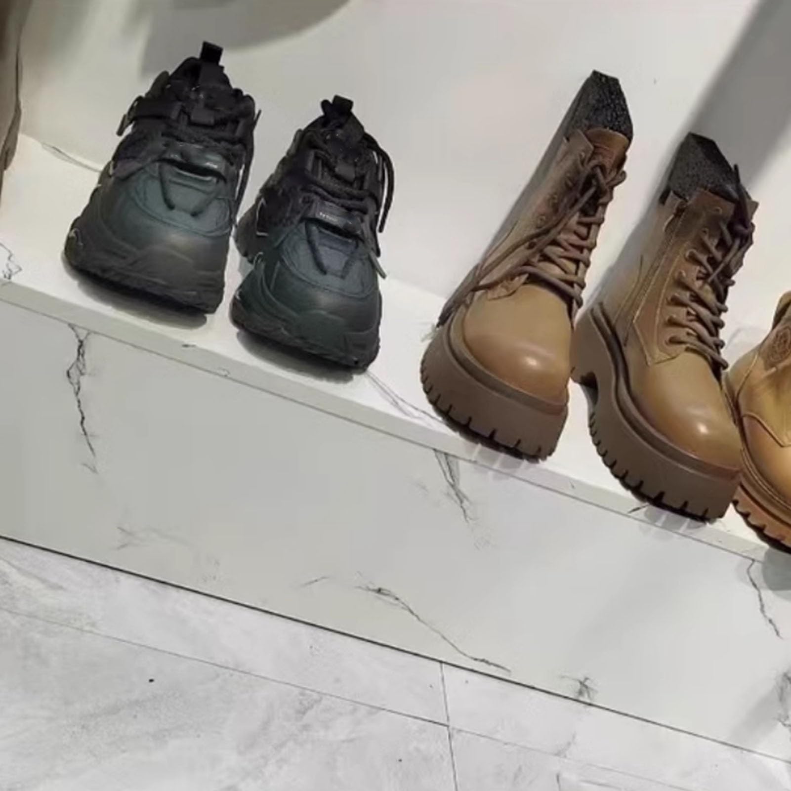 Espositore per abbigliamento e accessori, base mobile da pavimento per negozi e vetrine domestiche