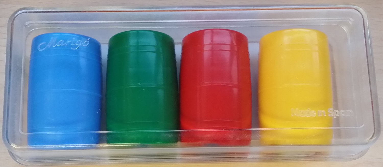 Falomir - Set de 4 Cubiletes de Plástico | Multicolor | con Caja de Plástico y 16 Fichas | 4 Dados Incluidos | Diversión y Entretenimiento | 2+ Jugadores (Edad +4)