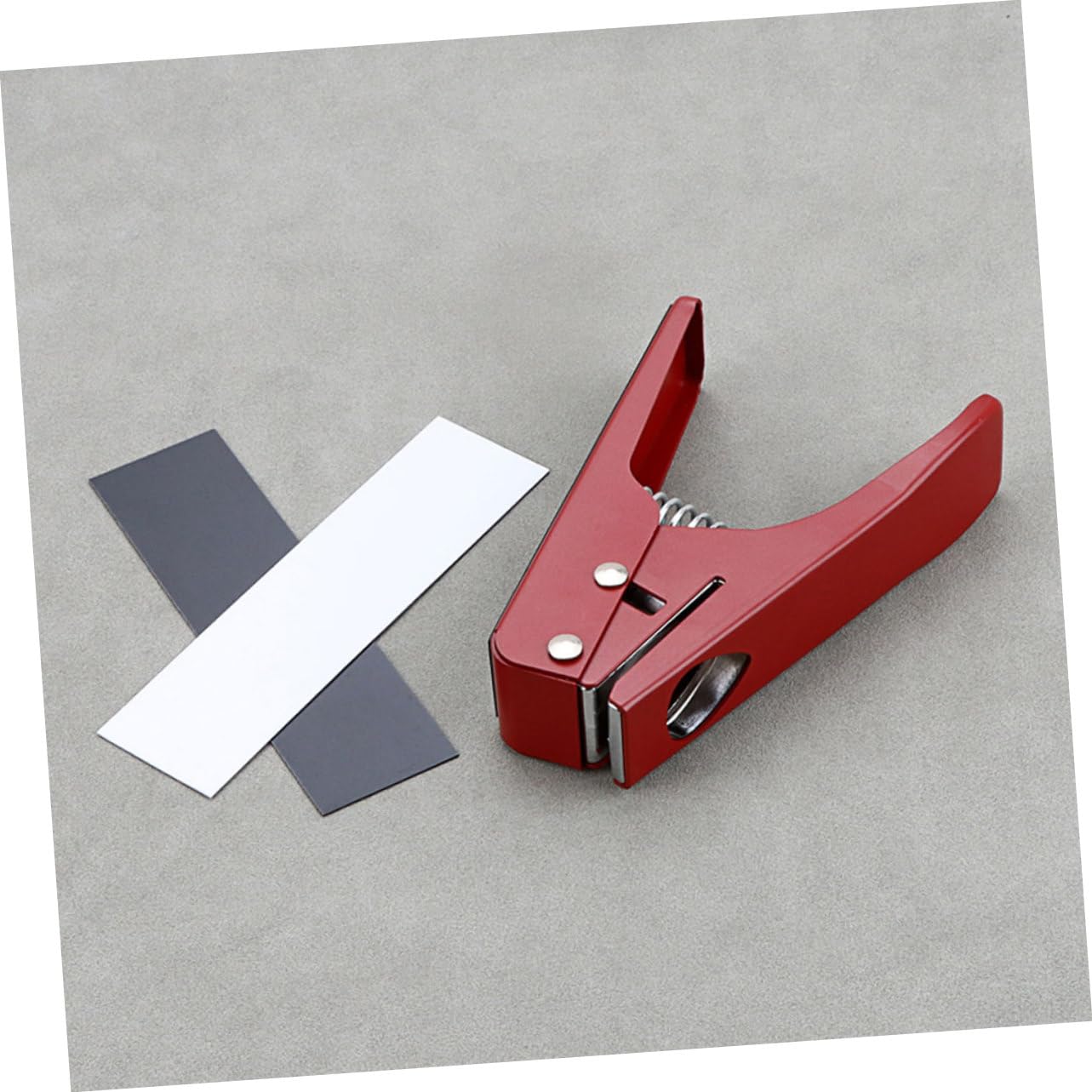 Toyvian Punzone per Plettri in Metallo Resistente e Durevole per Chitarra Taglierino Professionale Rosso per Musicisti e Appassionati di Chitarra