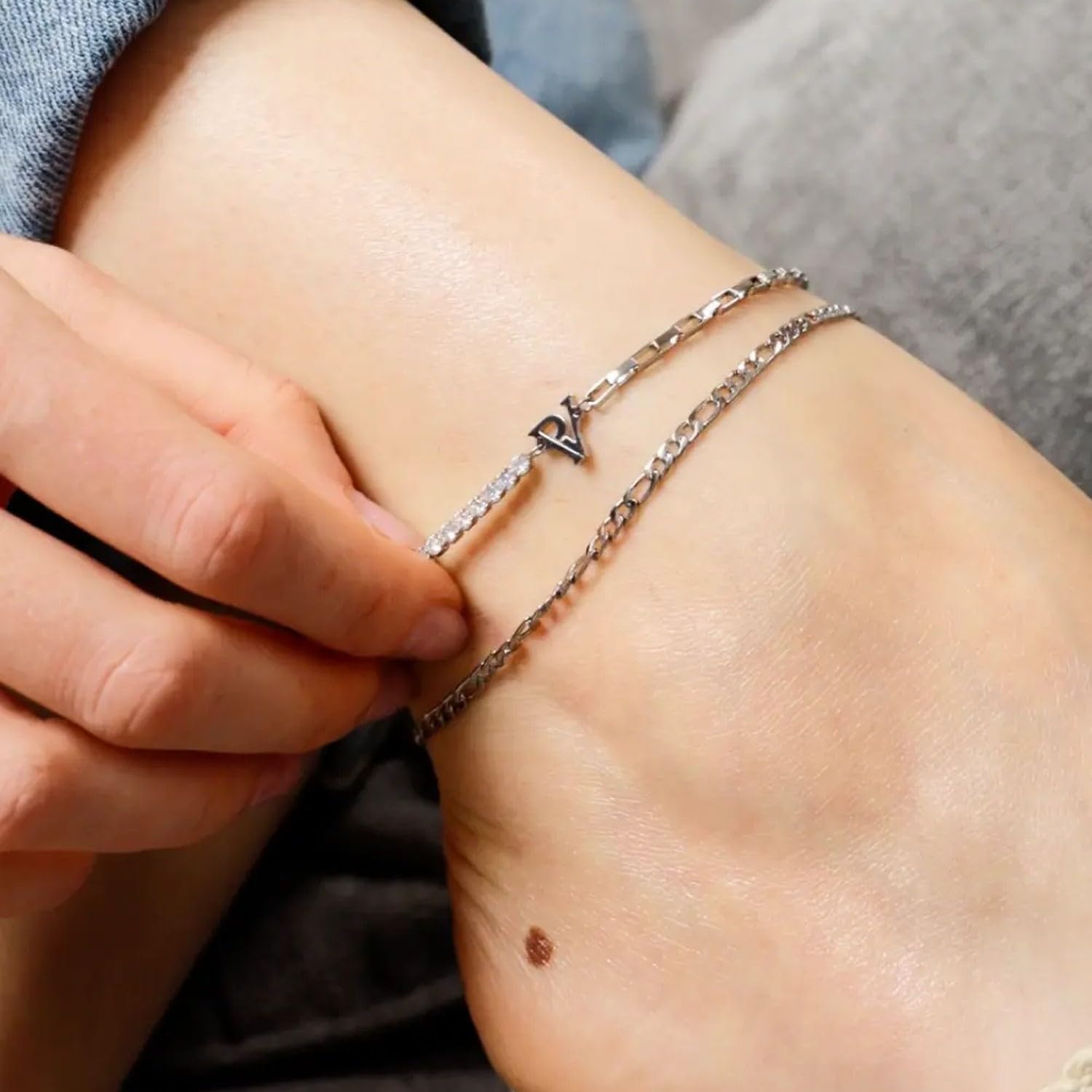 PAUL VALENTINE Tennis & Chain Anklet - Cavigliera da donna in acciaio inox, 19 cm + 5 cm di estensione, 27 zirconi bianchi, logo PV, chiusura a moschettone