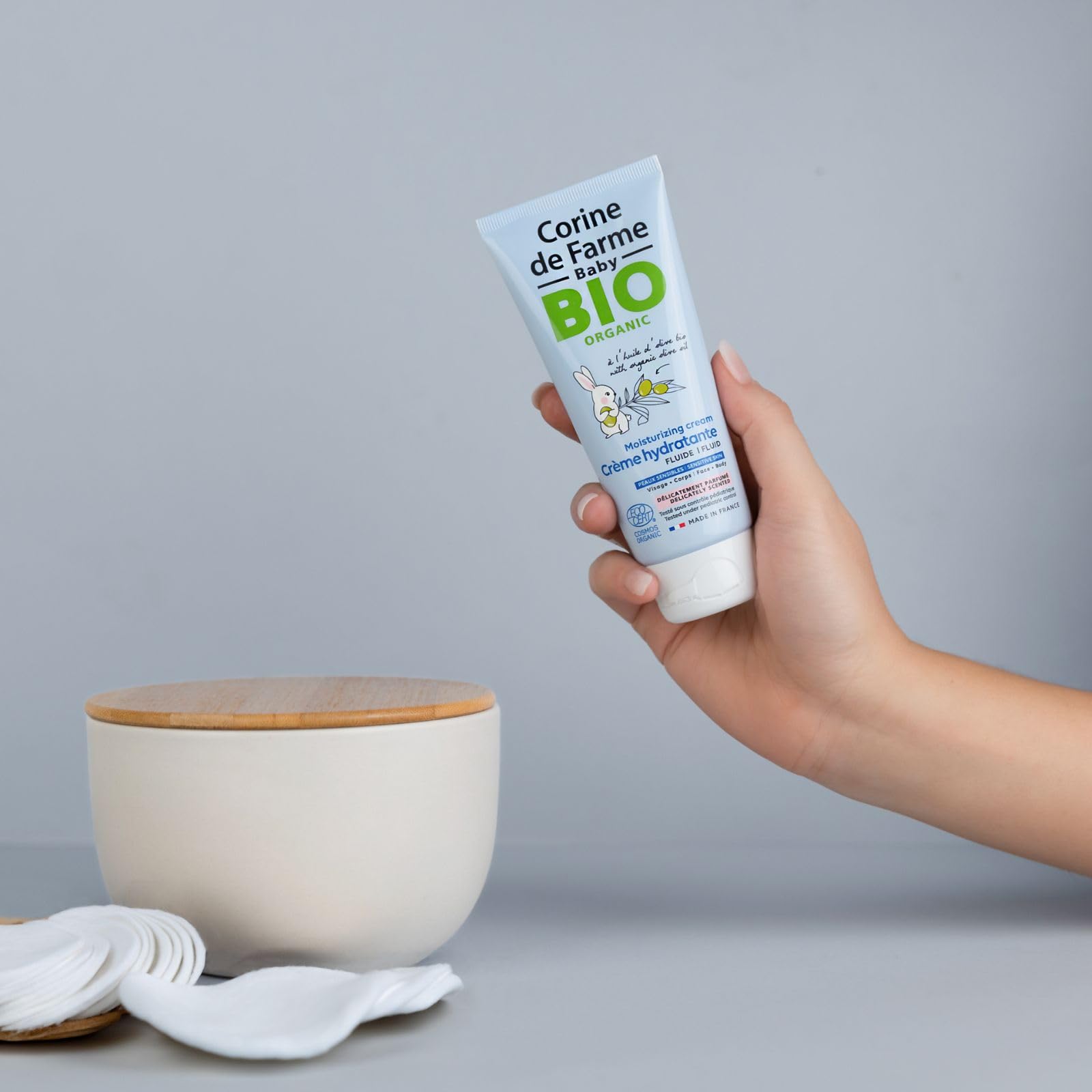 Corine de Farme - Crème Hydratante Parfumée Bio pour Bébé dès la Naissance - à l'Huile d'Olive Bio et au Beurre de Karité Bio - Convient aux Peaux Sensibles - Fabriquée en France