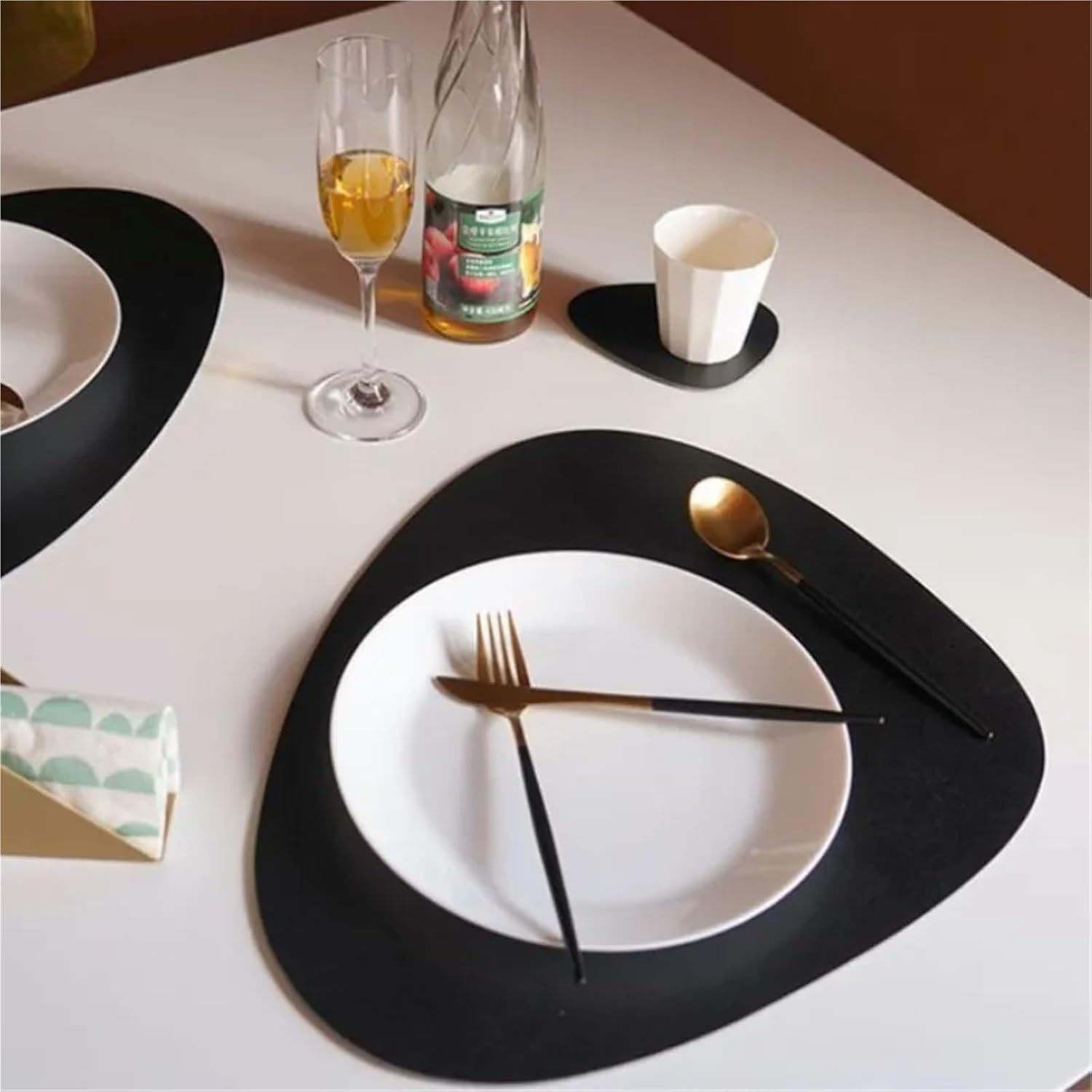 1/4/6/10Sets Faux Leather Placemats and Coasters Round Place Mats for Kitchen Dining Patio Table Oval Modern Table Mat(CD Black,6sets)