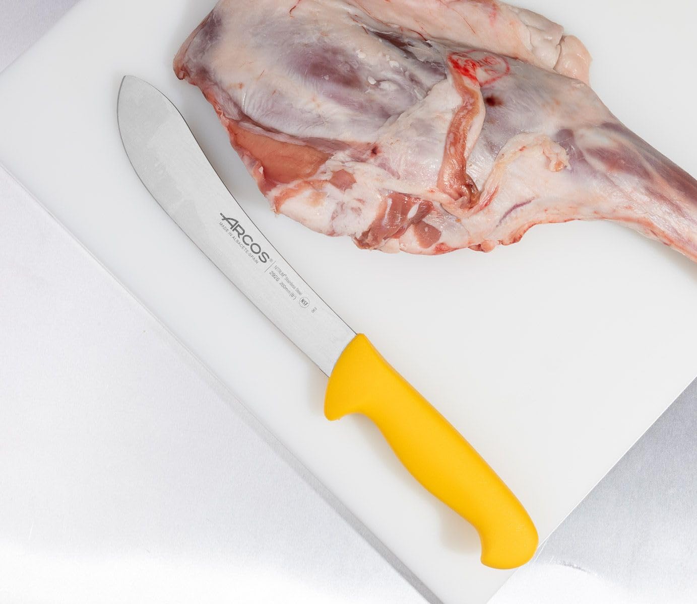 Arcos Serie 2900 - Cuchillo Carnicero - Hoja de Acero Inoxidable NITRUM de 200 mm - Mango inyectado en Polipropileno Color amarillo