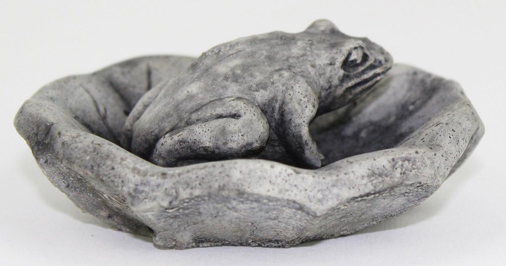 Frog on Lily Pad Garden Frog Concrete Garden Statue Cement Toad Figurine Cast Stone Figure Frogs Sculptures